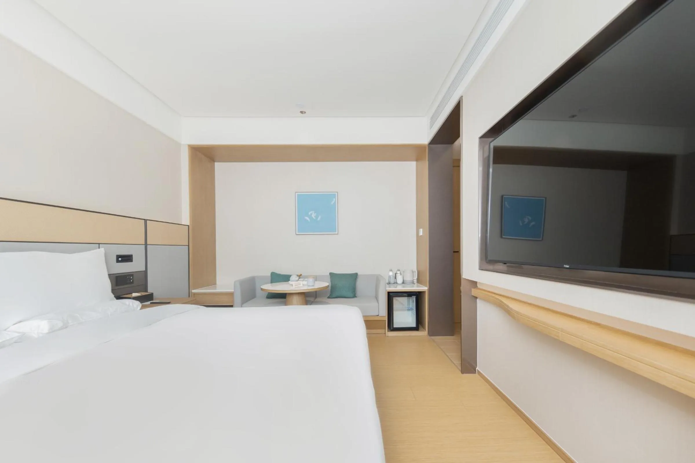 Photo of the whole room, Bed in JI Hotel Shanghai South Railway Station Jinjiang Amusement Park (formerly Jinjiang Amusement Park Subway Station Branch)