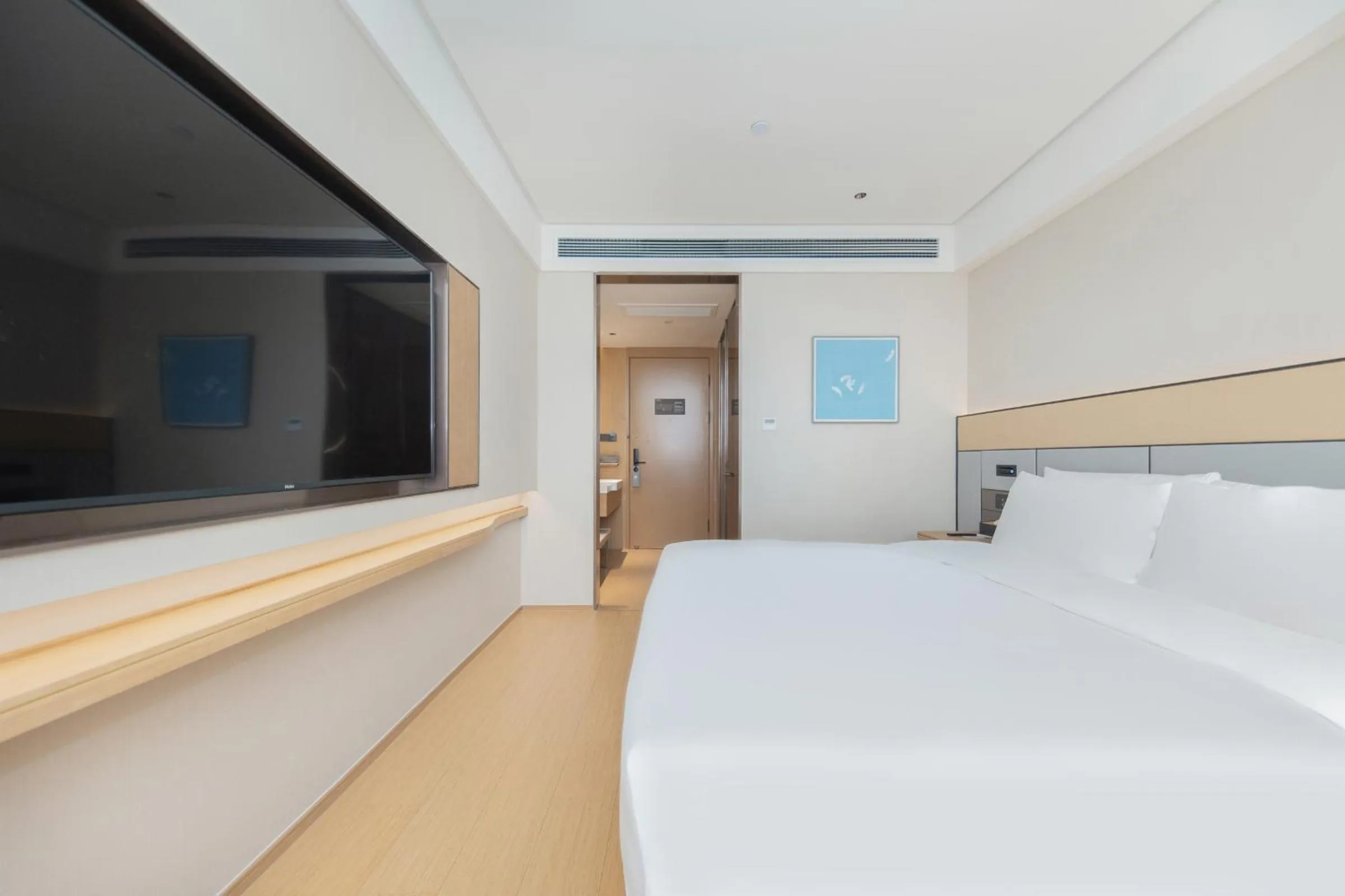 Photo of the whole room, Bed in JI Hotel Shanghai South Railway Station Jinjiang Amusement Park (formerly Jinjiang Amusement Park Subway Station Branch)