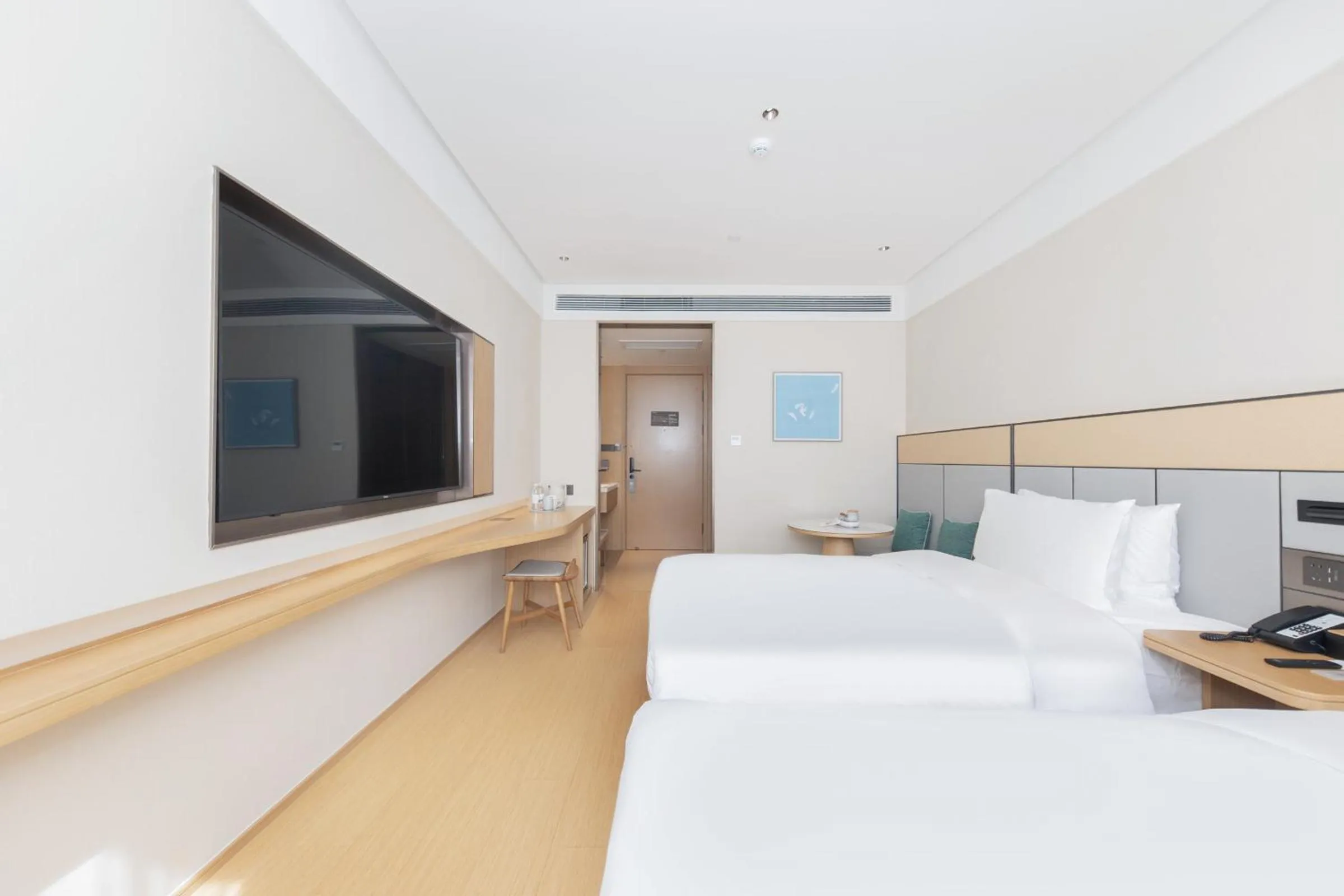 Photo of the whole room, Bed in JI Hotel Shanghai South Railway Station Jinjiang Amusement Park (formerly Jinjiang Amusement Park Subway Station Branch)