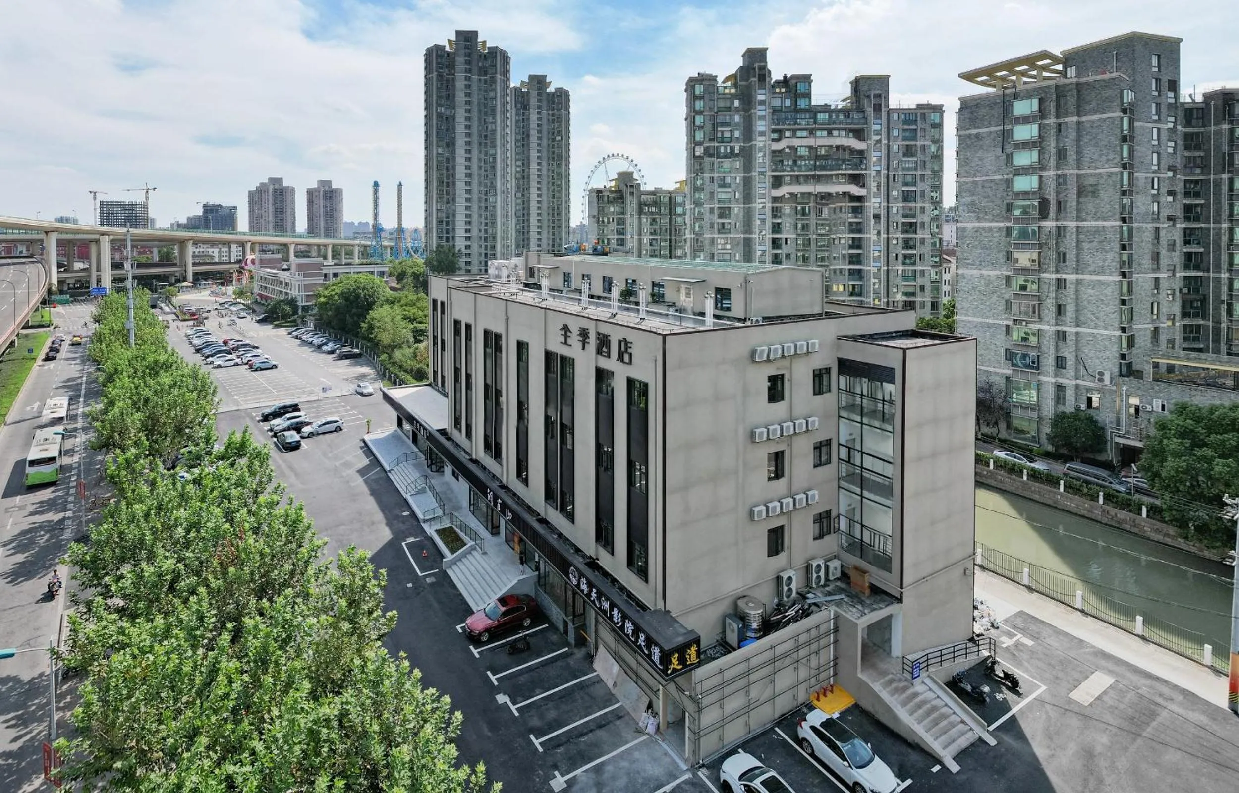 Property building in JI Hotel Shanghai South Railway Station Jinjiang Amusement Park (formerly Jinjiang Amusement Park Subway Station Branch)