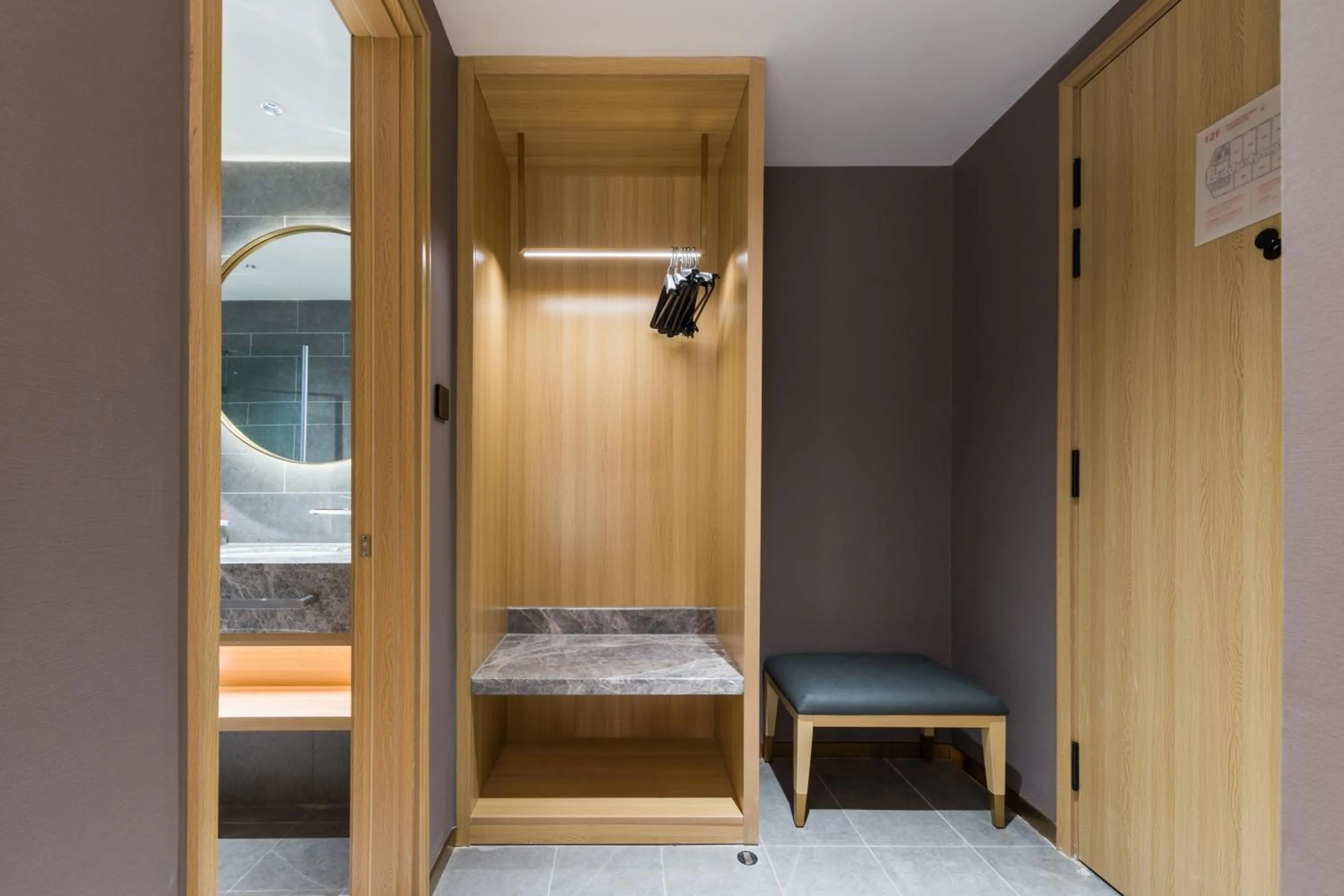 wardrobe in Orange Hotel Shanghai World Expo Center