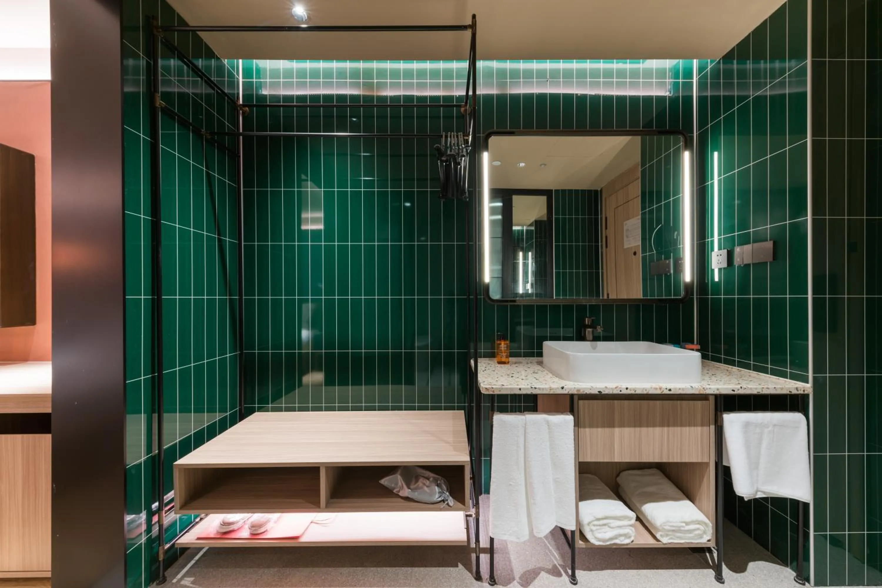 wardrobe in Orange Hotel Shanghai World Expo Center