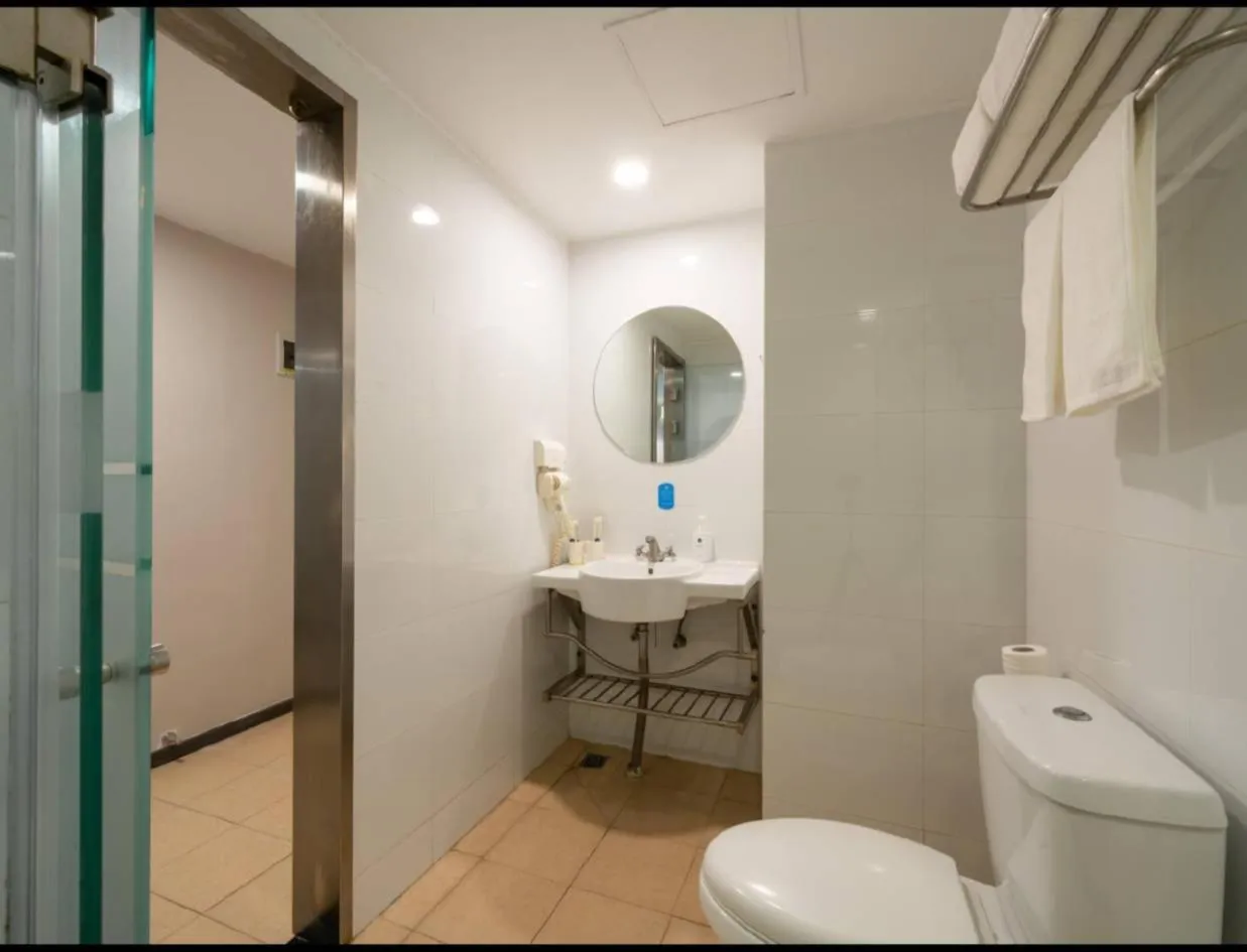 Toilet in Hanting Hotel Shenzhen Taian Subway Station