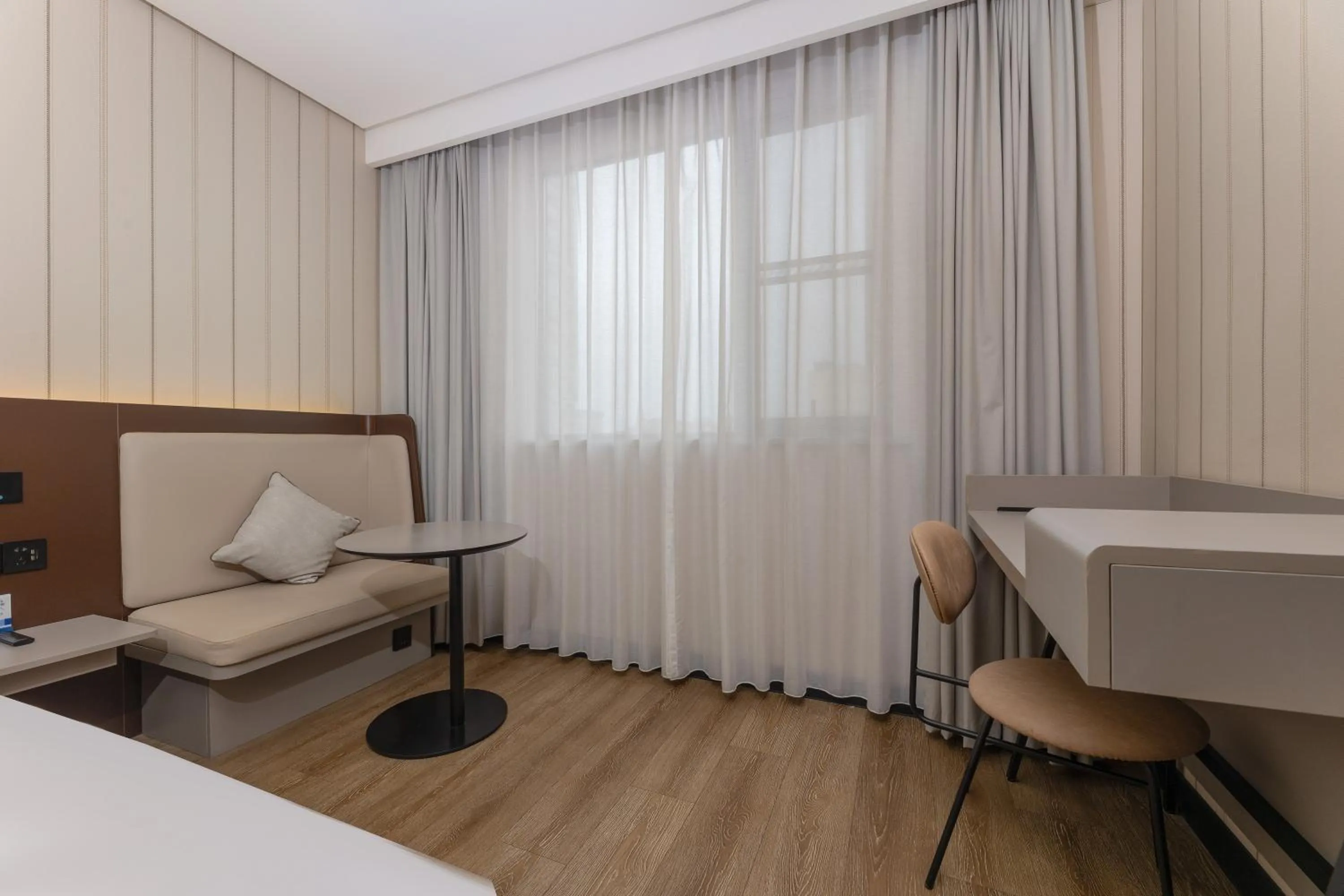 Property logo or sign, Bed in Hanting Hotel Shanghai Tongji University Kongjiang Road