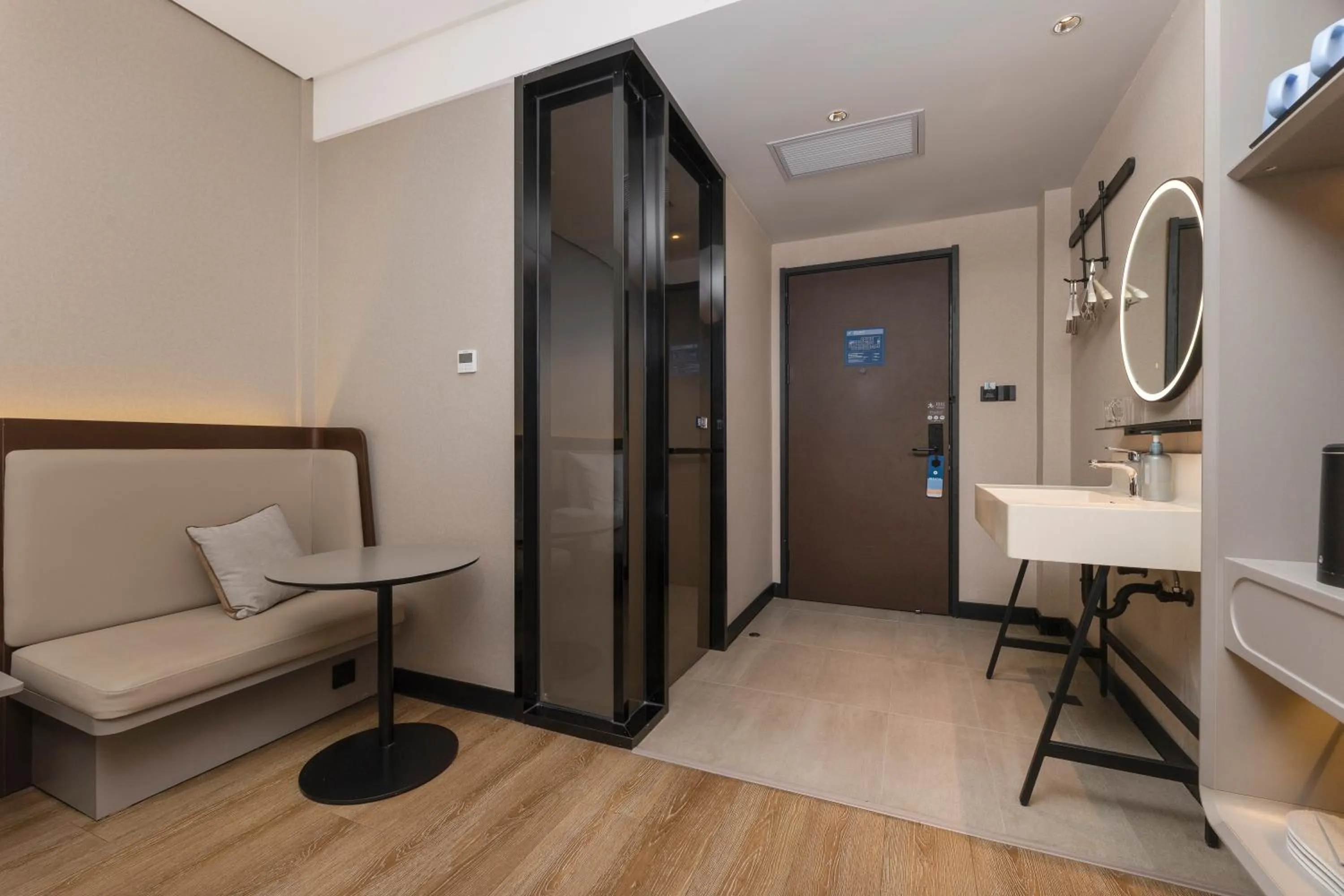 Property logo or sign in Hanting Hotel Shanghai Tongji University Kongjiang Road