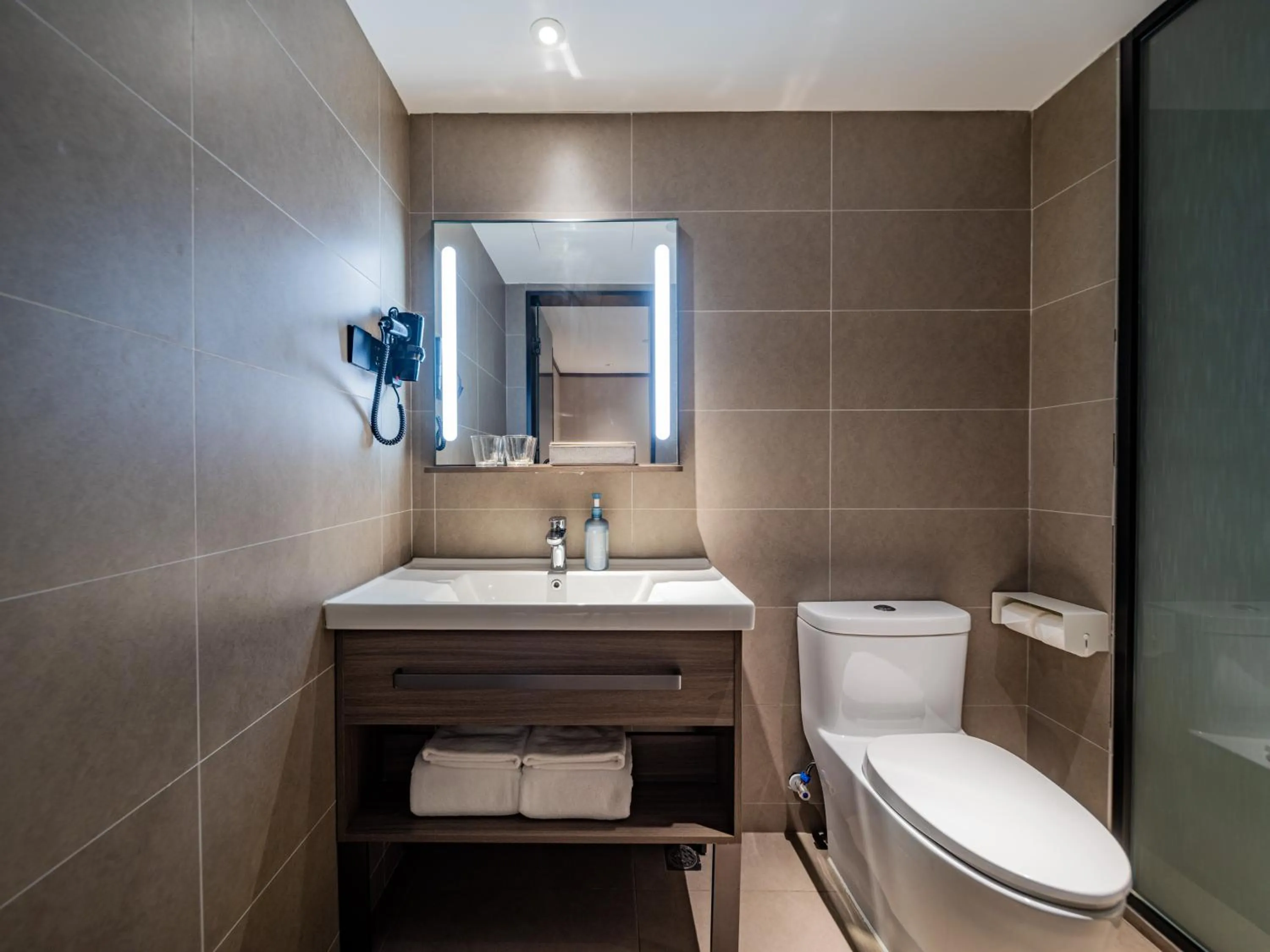 Toilet in Hanting Hotel Chengdu Tianfu Square Subway Station