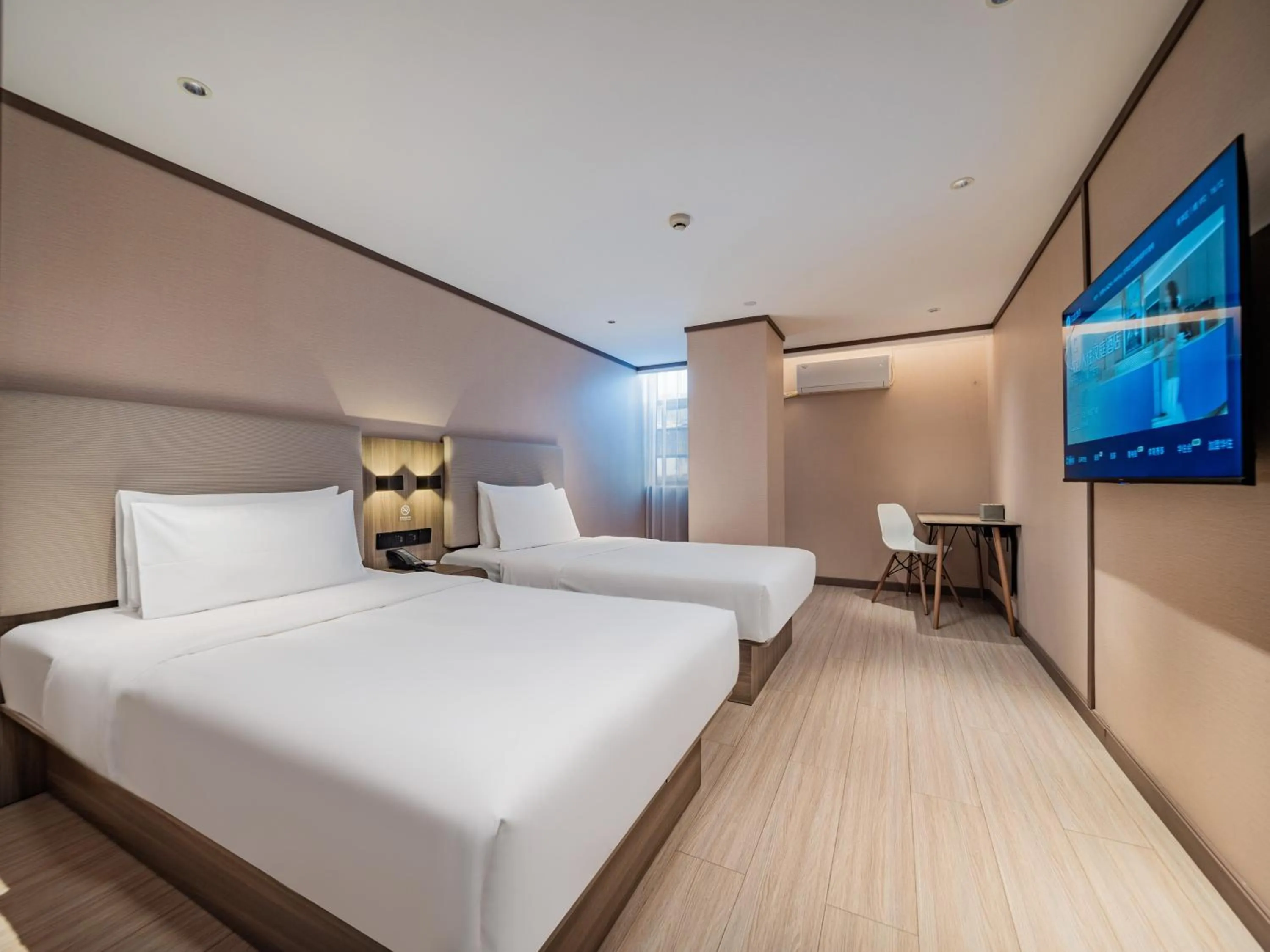 Photo of the whole room, Bed in Hanting Hotel Chengdu Tianfu Square Subway Station