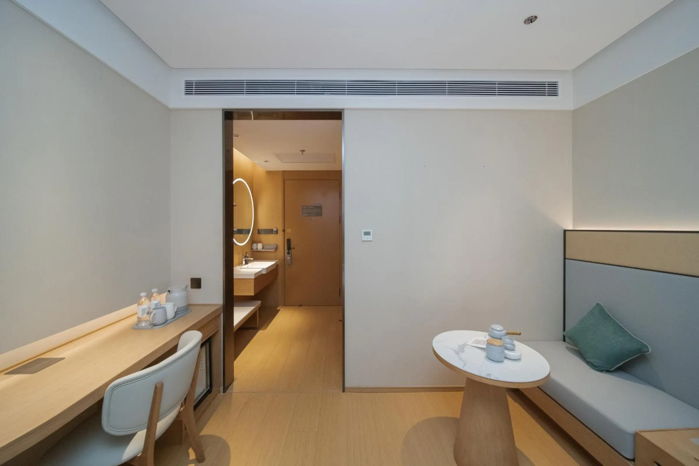 Property building in JI Hotel Shenzhen Convention & Exhibition Center Gangxia Subway Station