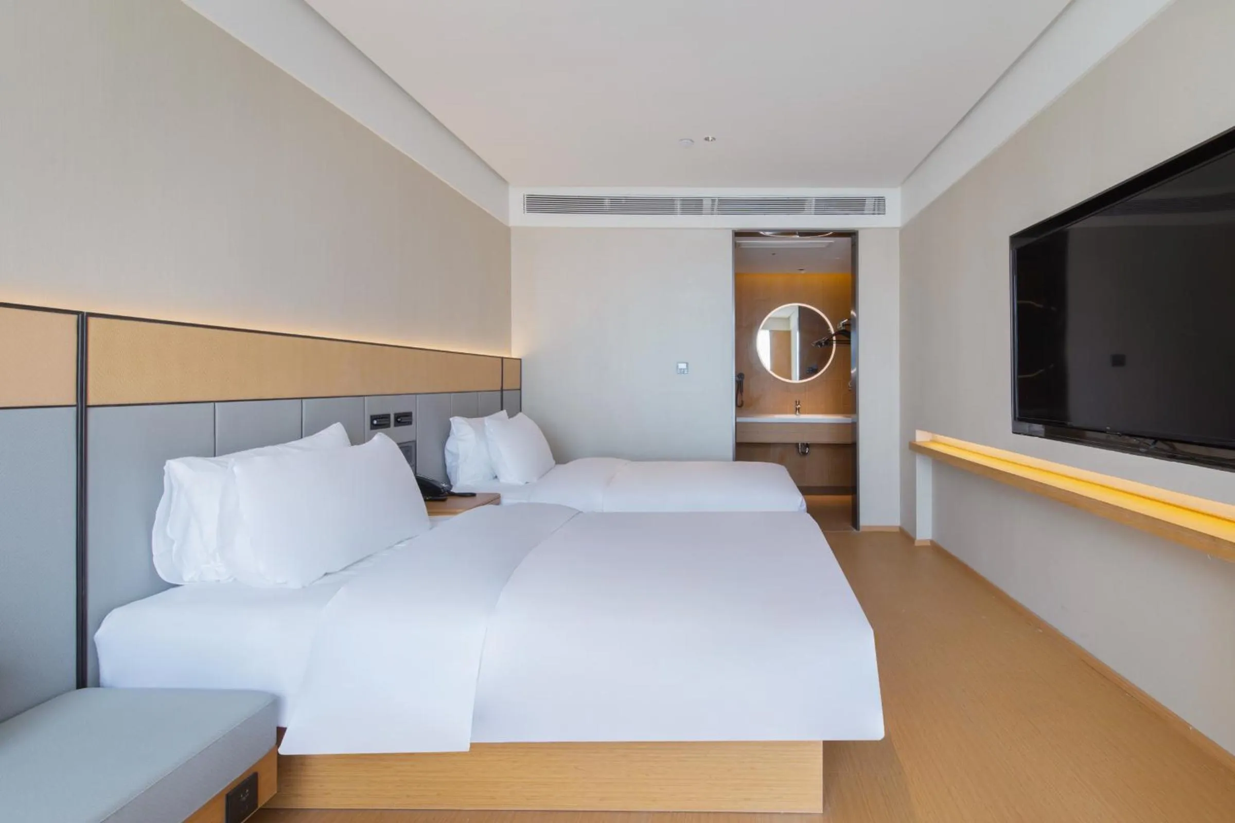 Photo of the whole room, Bed in JI Hotel Nanjing Baijia Lake 1912