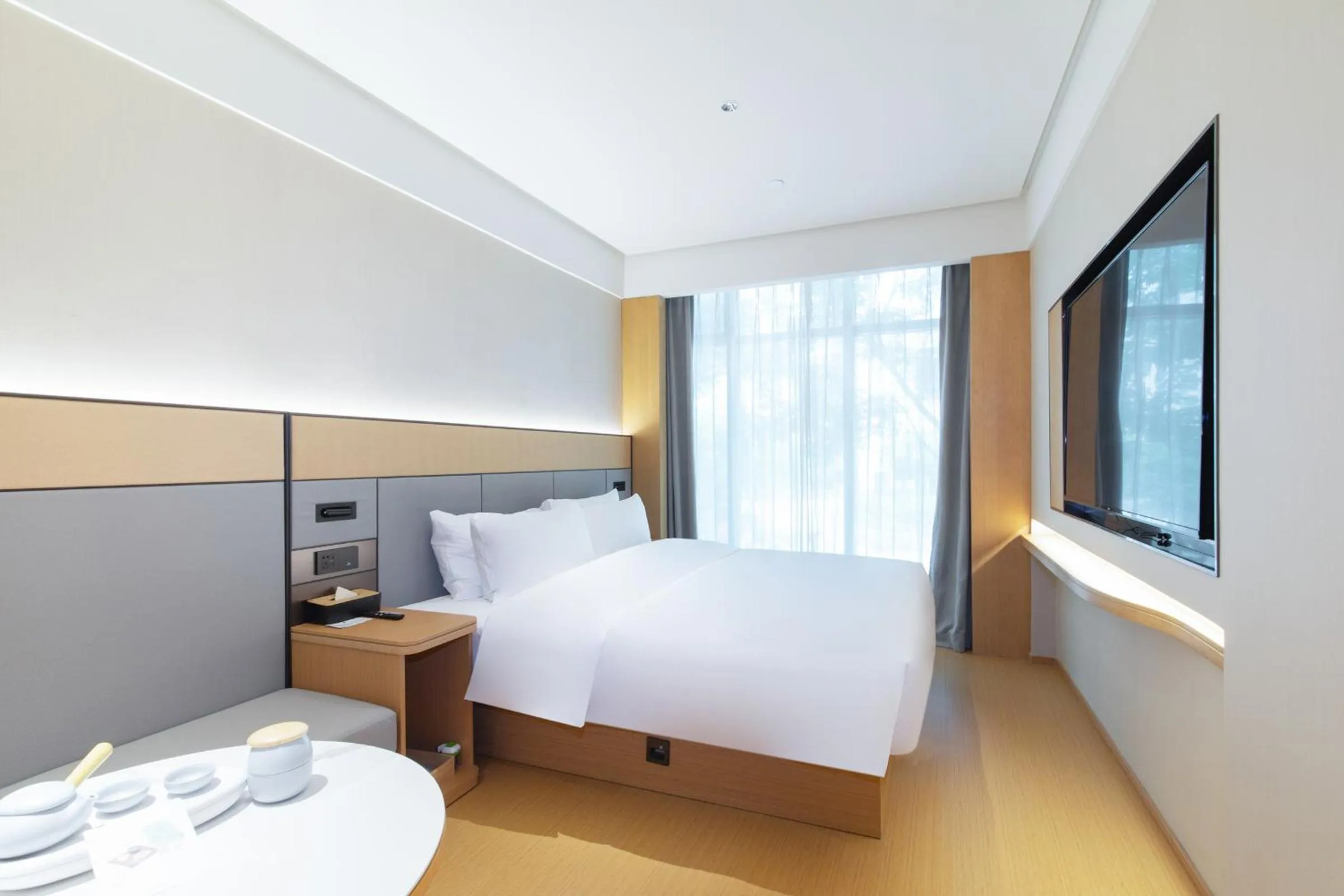 Photo of the whole room, Bed in JI Hotel Nanjing Baijia Lake 1912