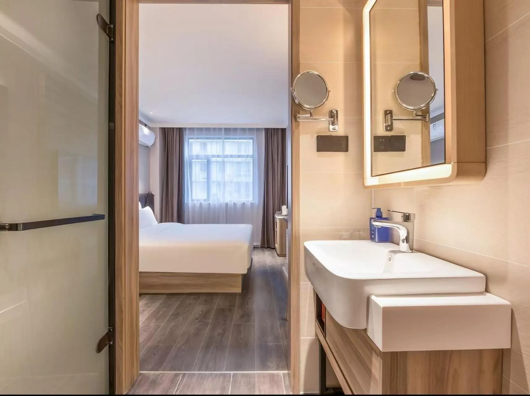 Photo of the whole room, Bed in Hanting Hotel Nanjing Beijing East Road Jiuhuashan Subway Station
