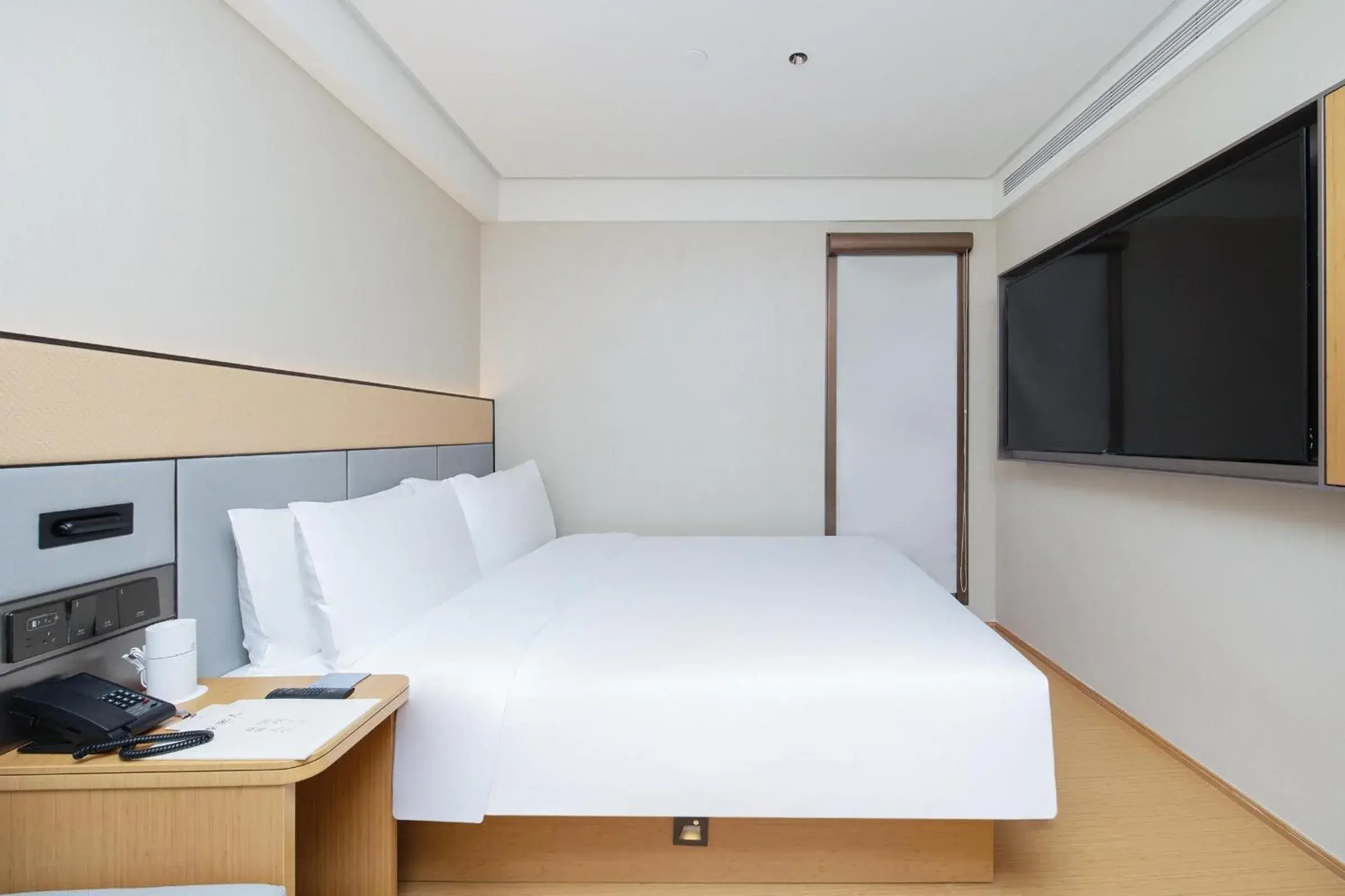 Bed in JI Hotel Shenzhen Huaqiang North Huaqiang Road Subway Station Bed in JI Hotel Shenzhen Huaqiang North Huaqiang Road Subway Station