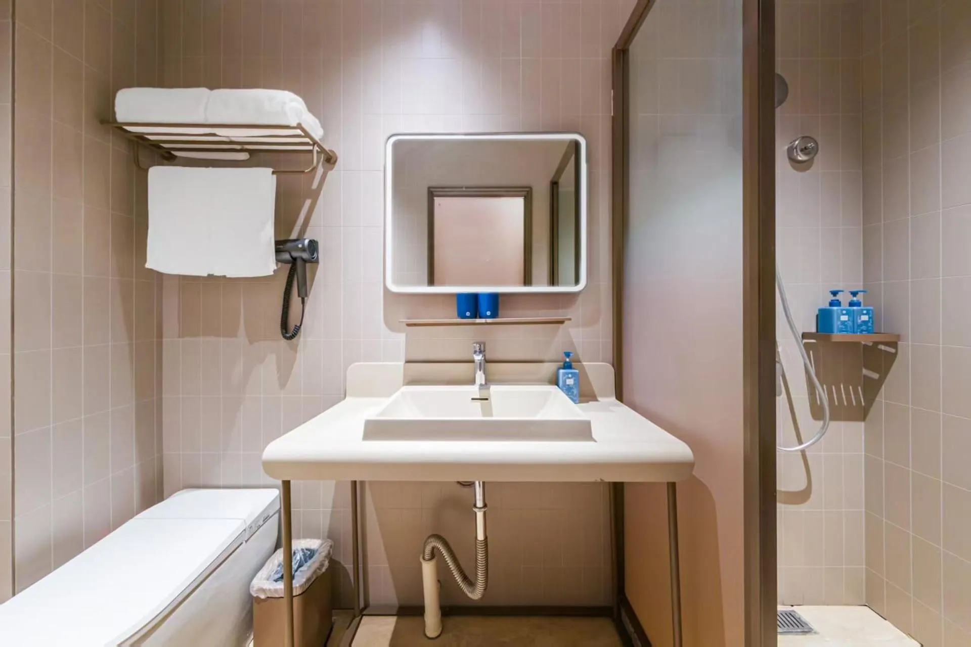 Toilet in Hanting Hotel Shanghai Pudong Airport Shixin Road