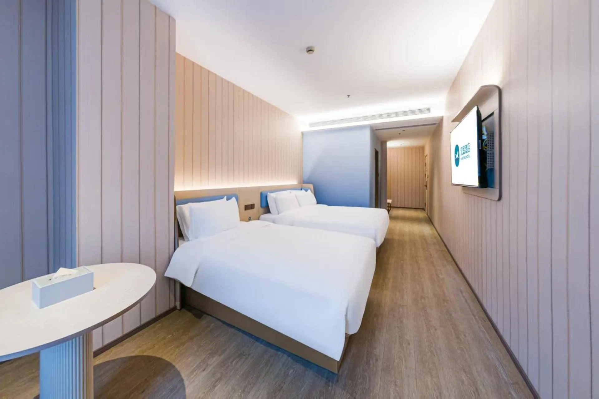 Photo of the whole room, Bed in Hanting Hotel Shanghai Pudong Airport Shixin Road