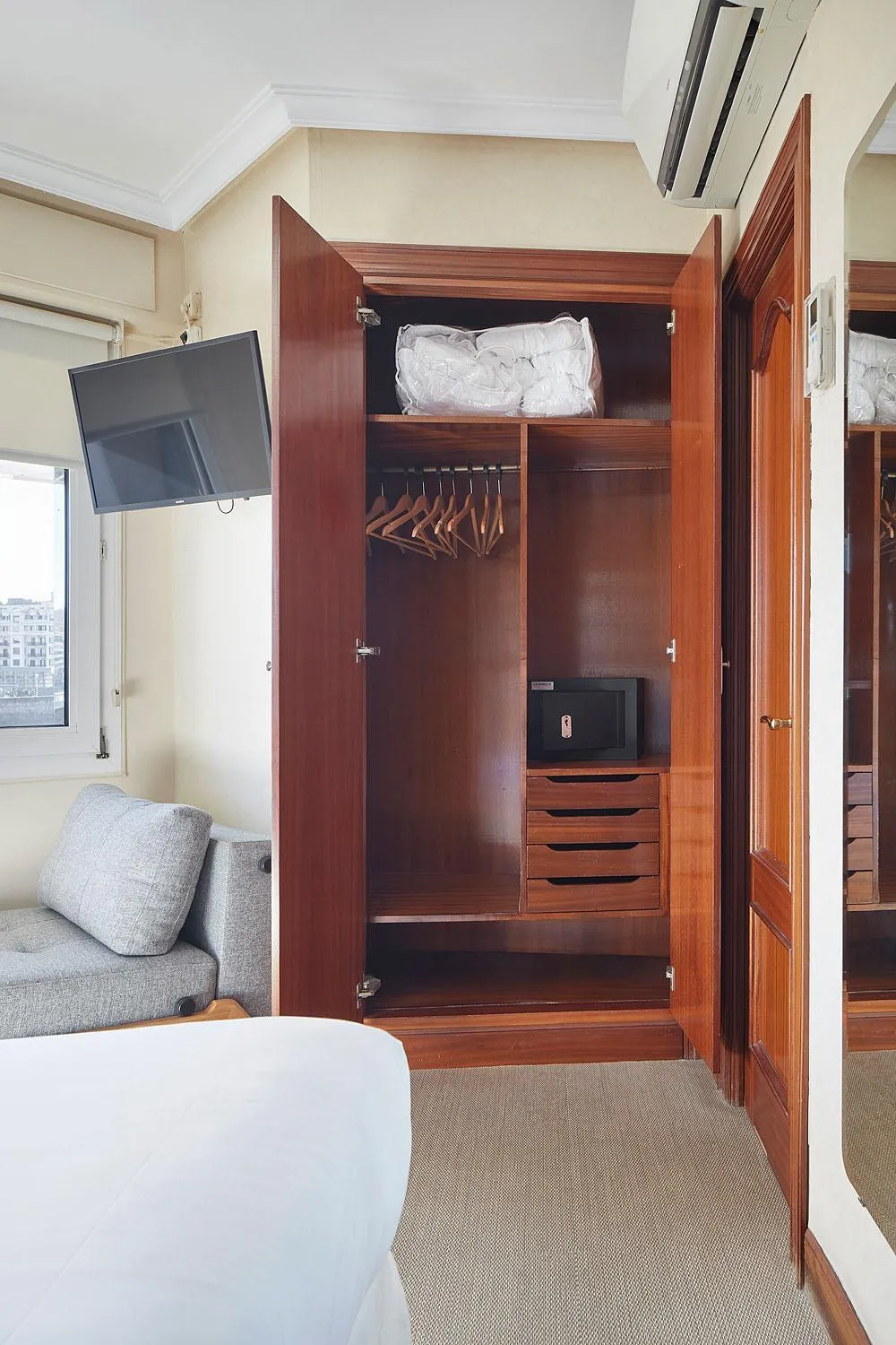 wardrobe, Bed in Hotel Parma