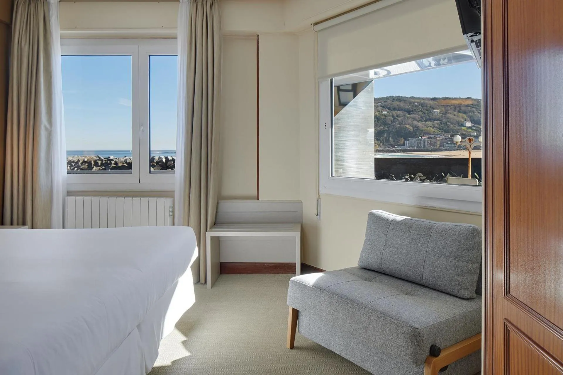 Sea view, Bed in Hotel Parma