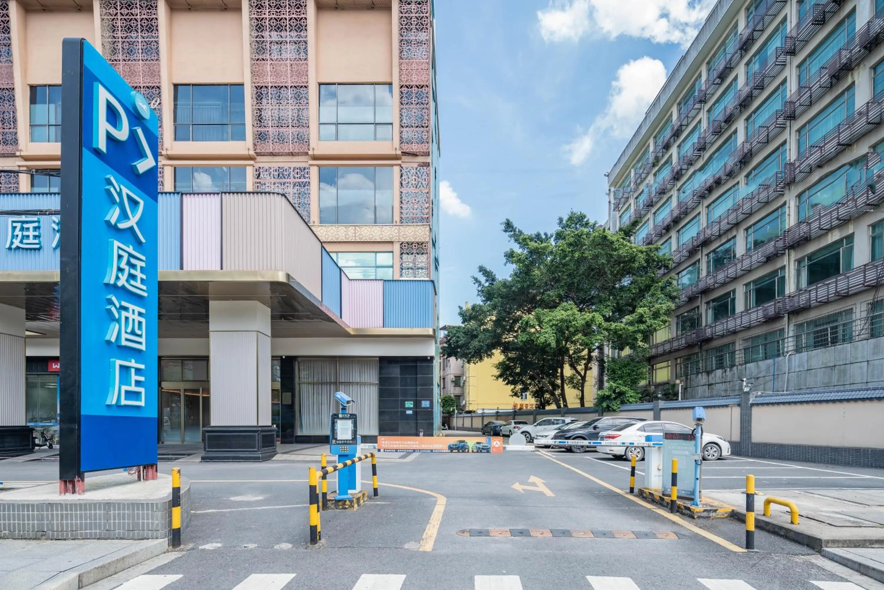 Parking in Hanting Hotel Guangzhou Nangang Subway Station