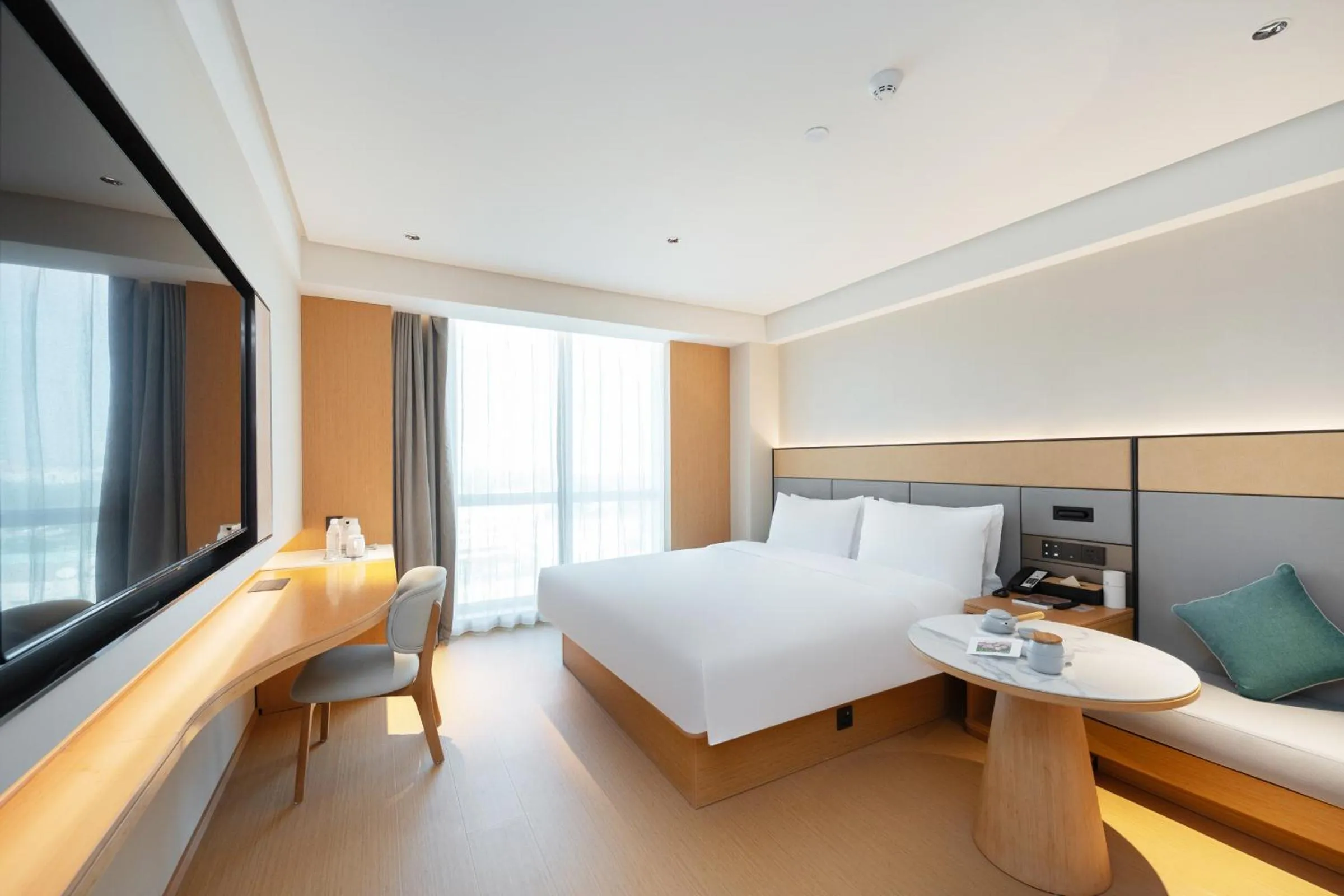 Photo of the whole room, Bed in JI Hotel Guangzhou Tianhe Park Subway Station