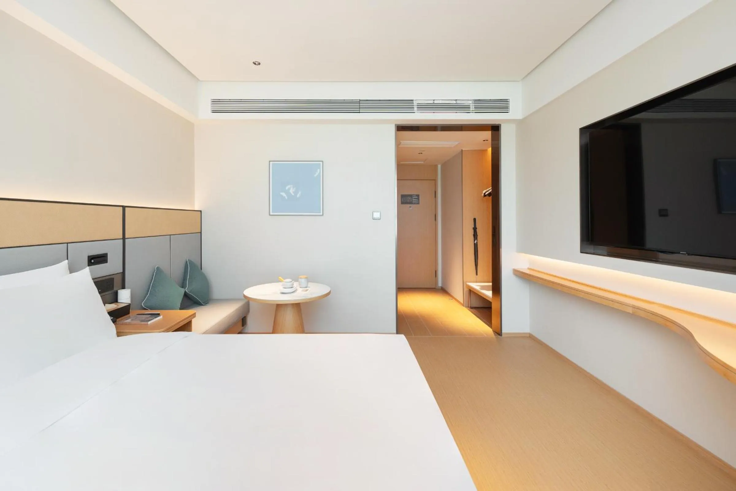 Photo of the whole room, Bed in JI Hotel Guangzhou Tianhe Park Subway Station