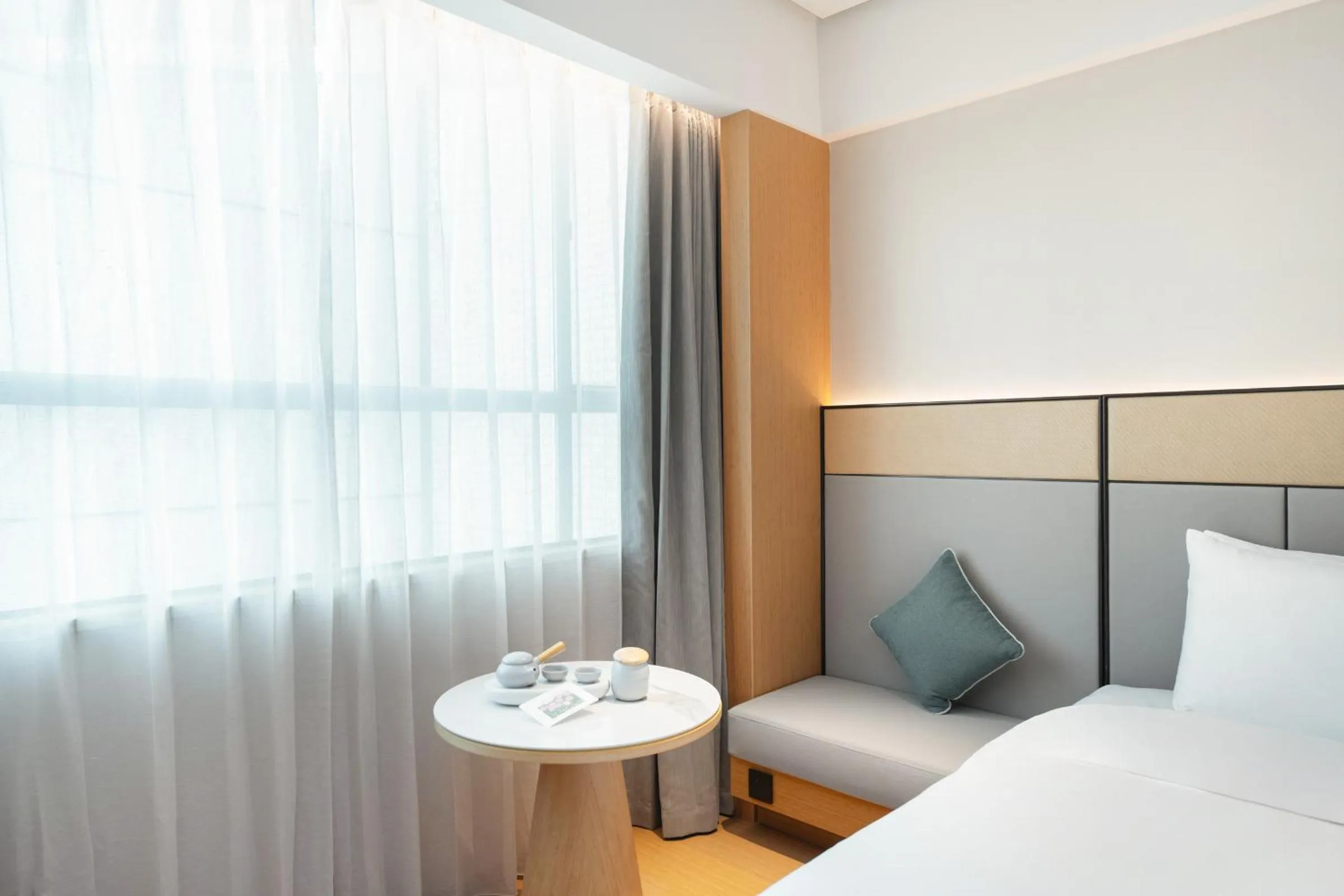 Seating area, Bed in JI Hotel Guangzhou Tianhe Park Subway Station