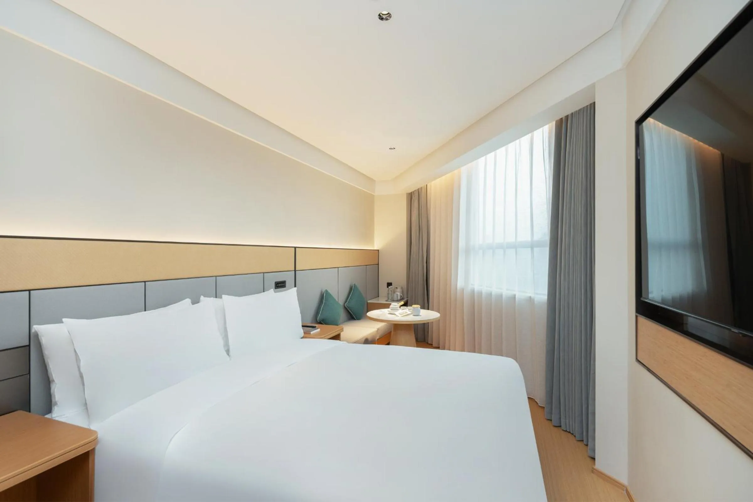 Photo of the whole room, Bed in JI Hotel Guangzhou Tianhe Park Subway Station