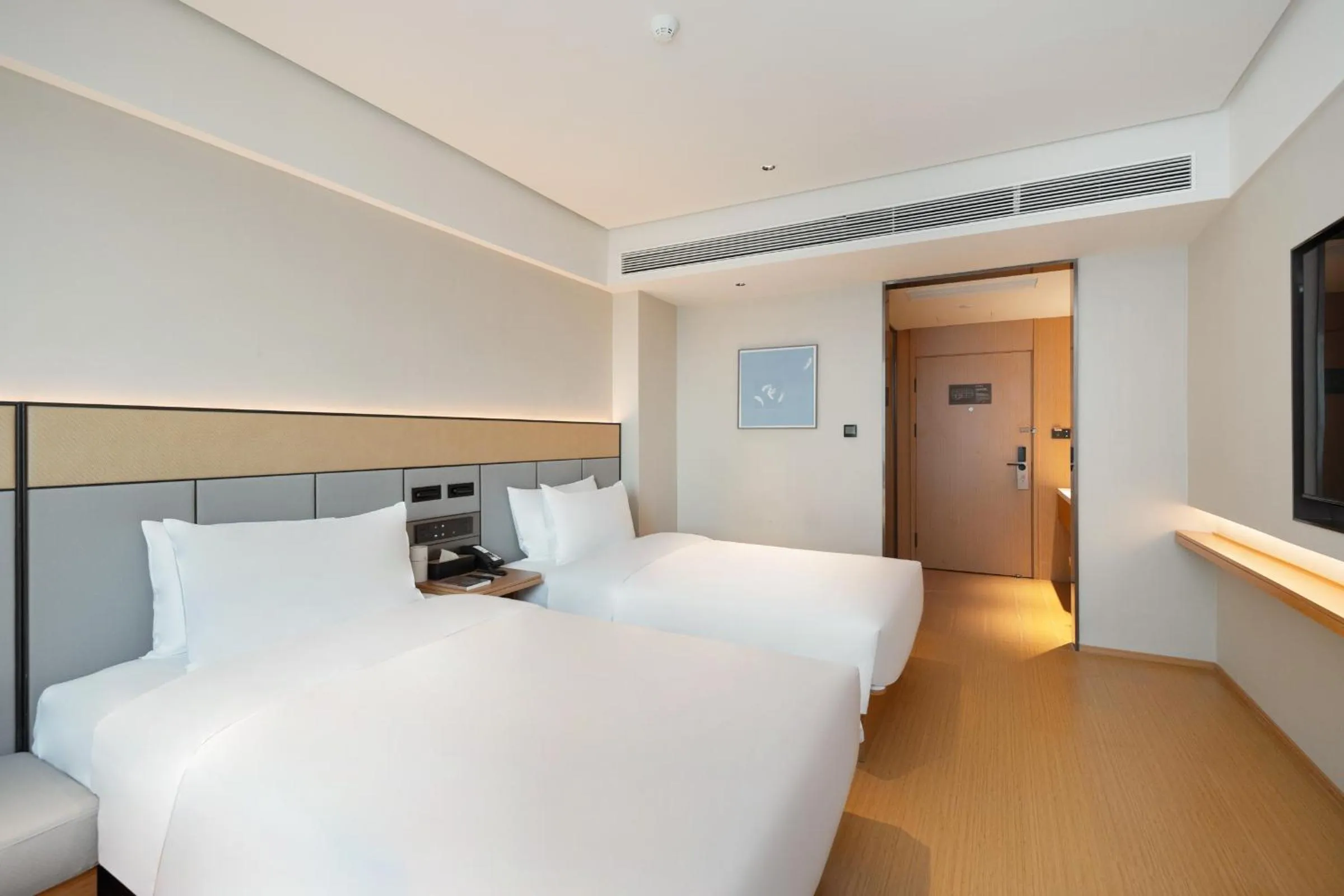 Photo of the whole room, Bed in JI Hotel Guangzhou Tianhe Park Subway Station