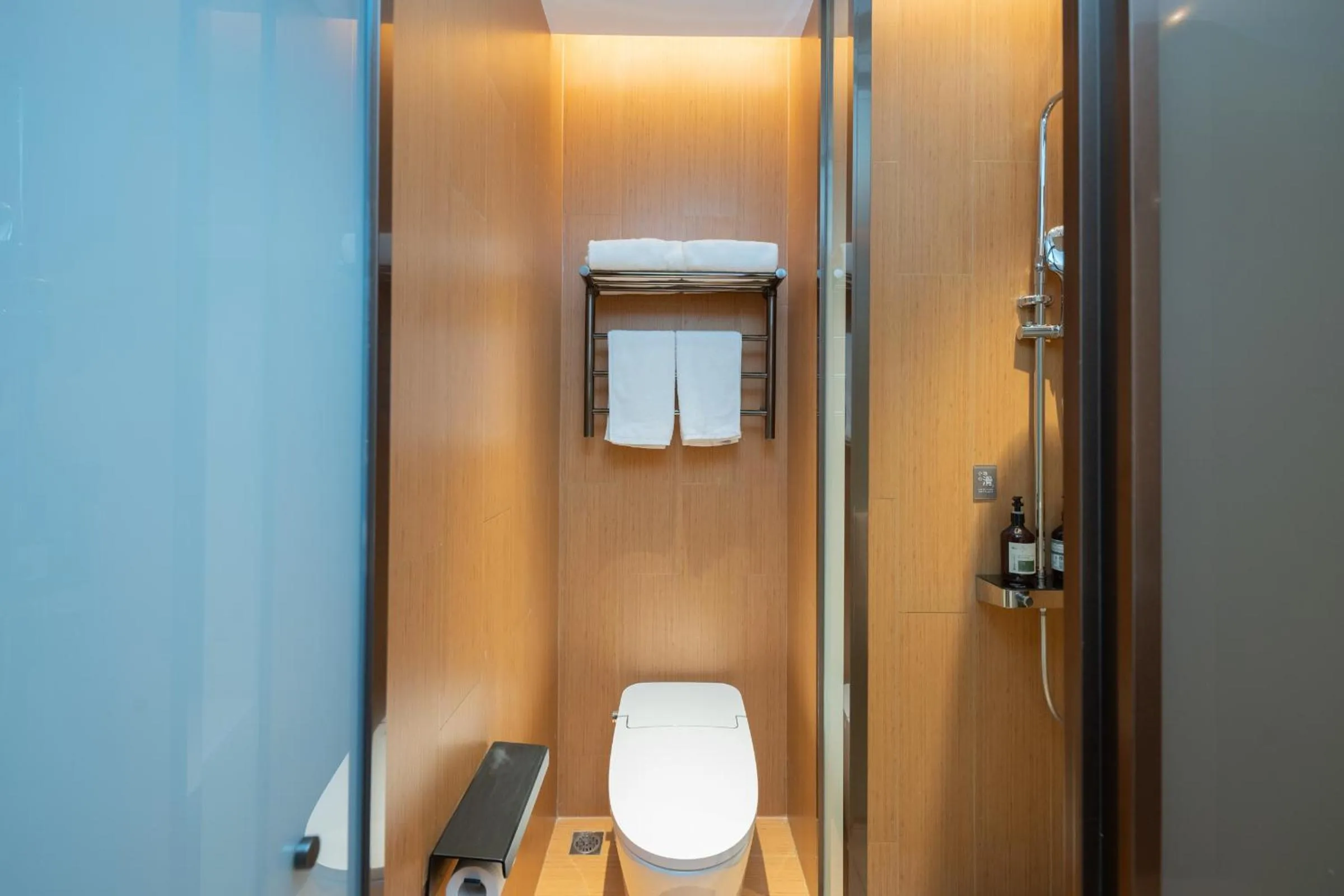 Toilet in JI Hotel Guangzhou Panyu Chimelong Wanbo Center