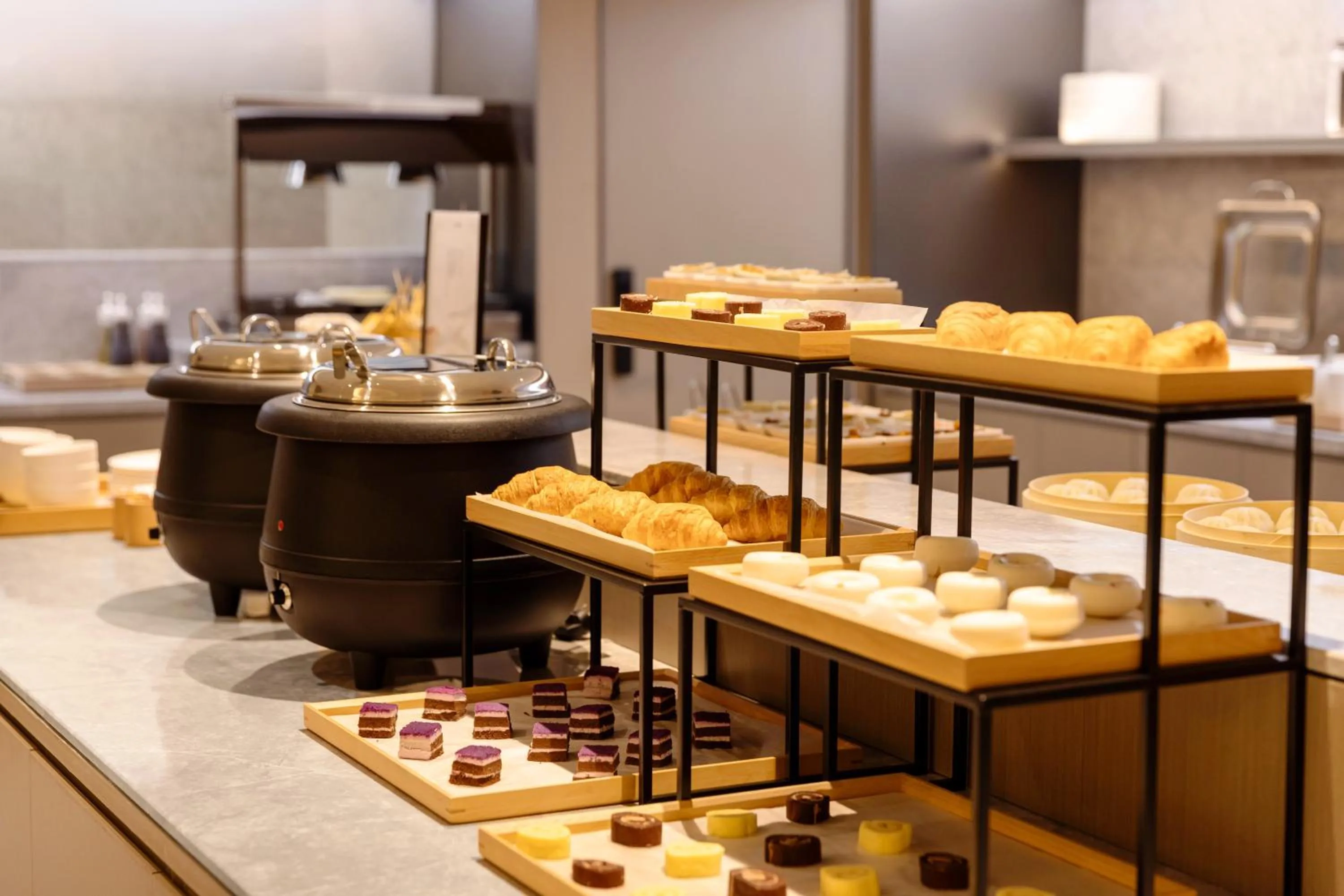 Restaurant/places to eat in JI Hotel Chongqing Yuanjiagang Subway Station