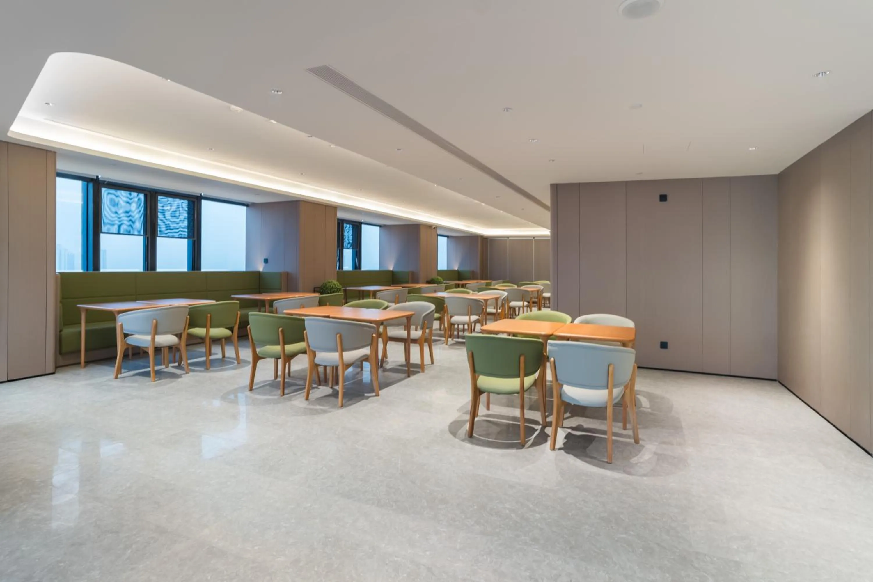 Restaurant/places to eat in JI Hotel Chongqing Yuanjiagang Subway Station