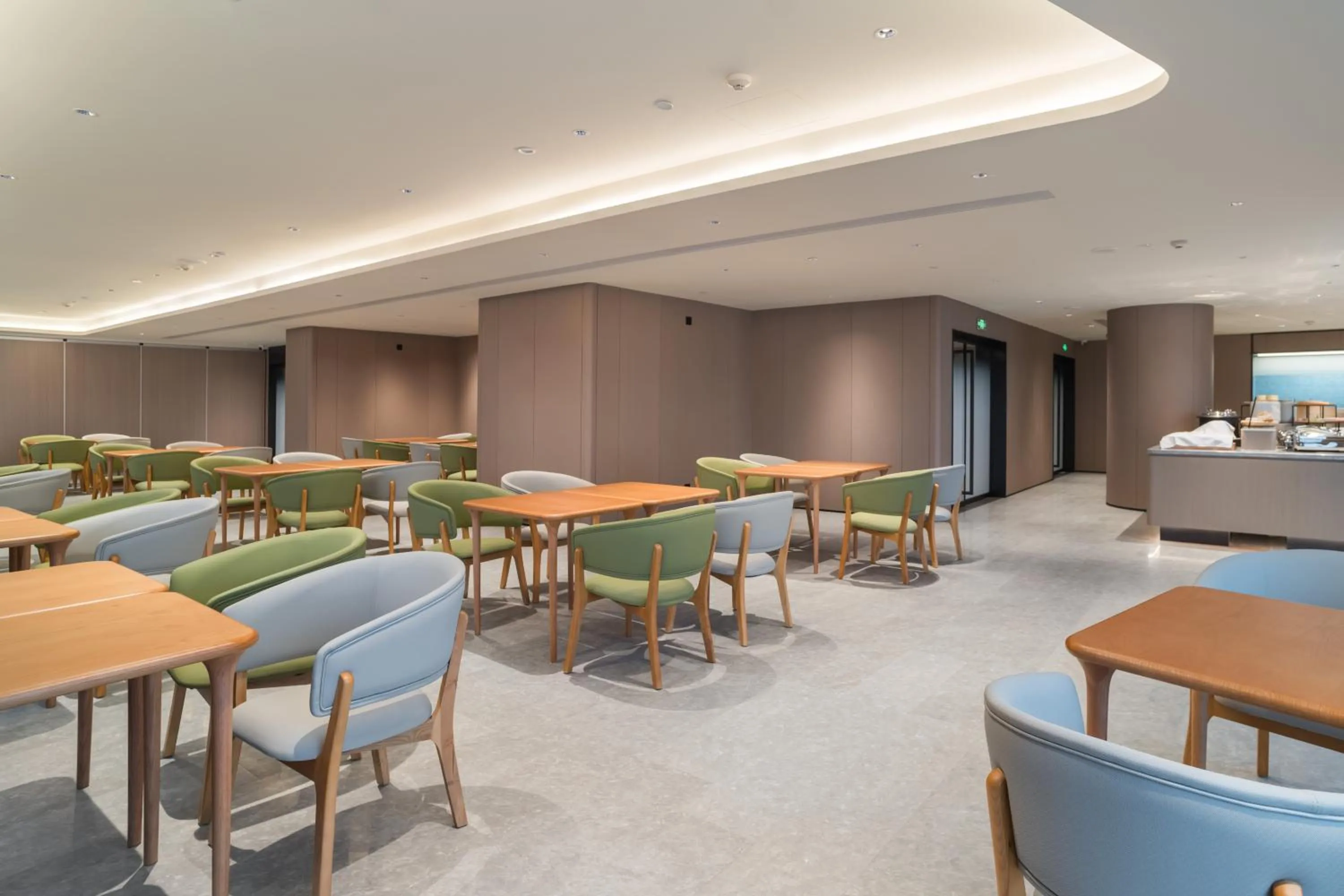 Restaurant/places to eat in JI Hotel Chongqing Yuanjiagang Subway Station