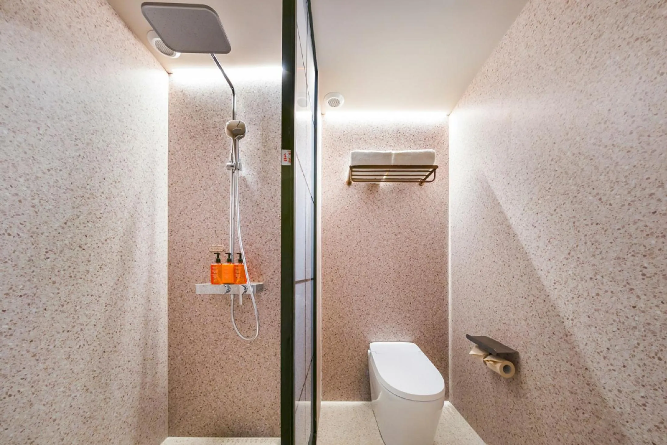 Shower in Orange Hotel Shanghai International Tourism Resort Chongxi Road
