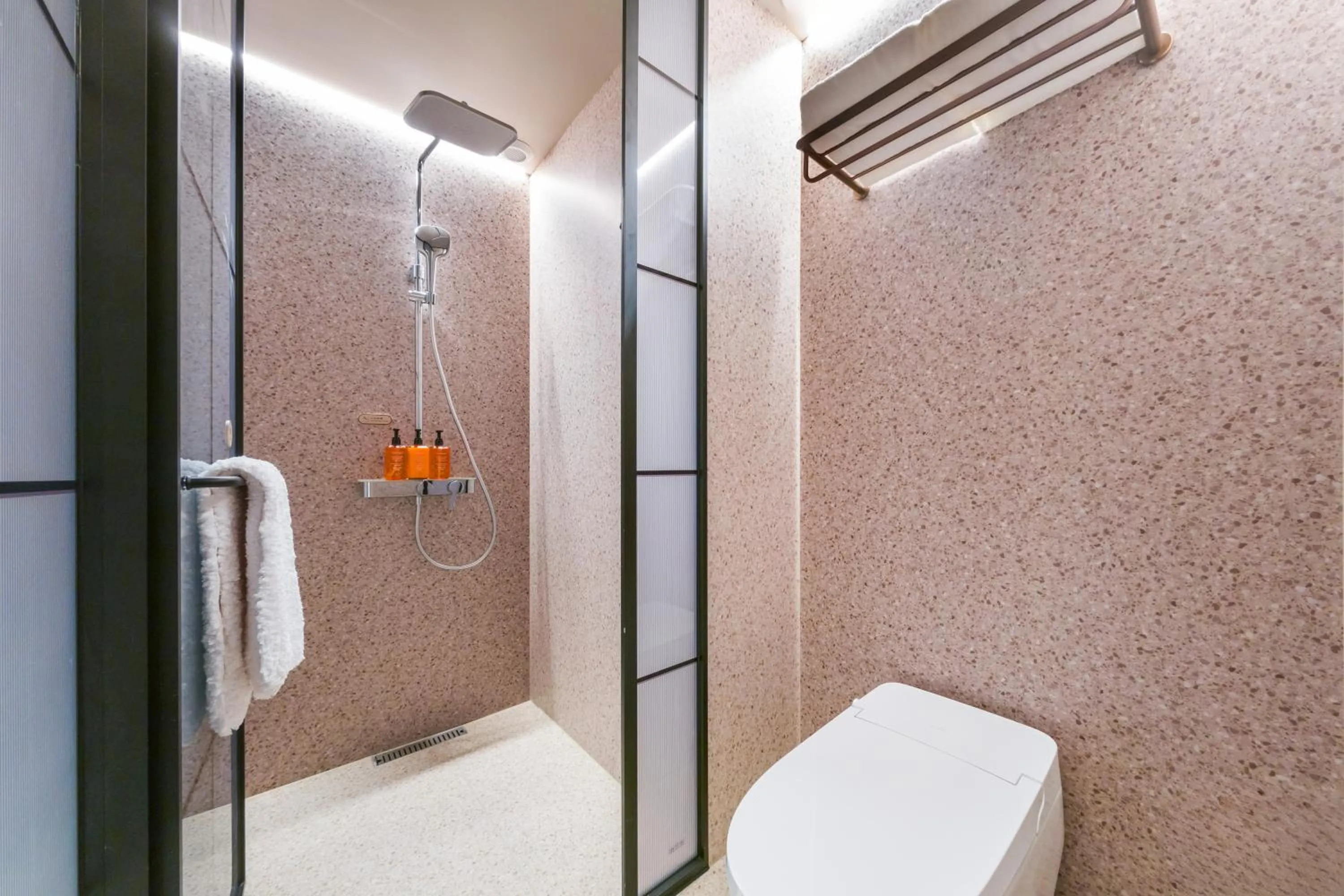 Shower in Orange Hotel Shanghai International Tourism Resort Chongxi Road