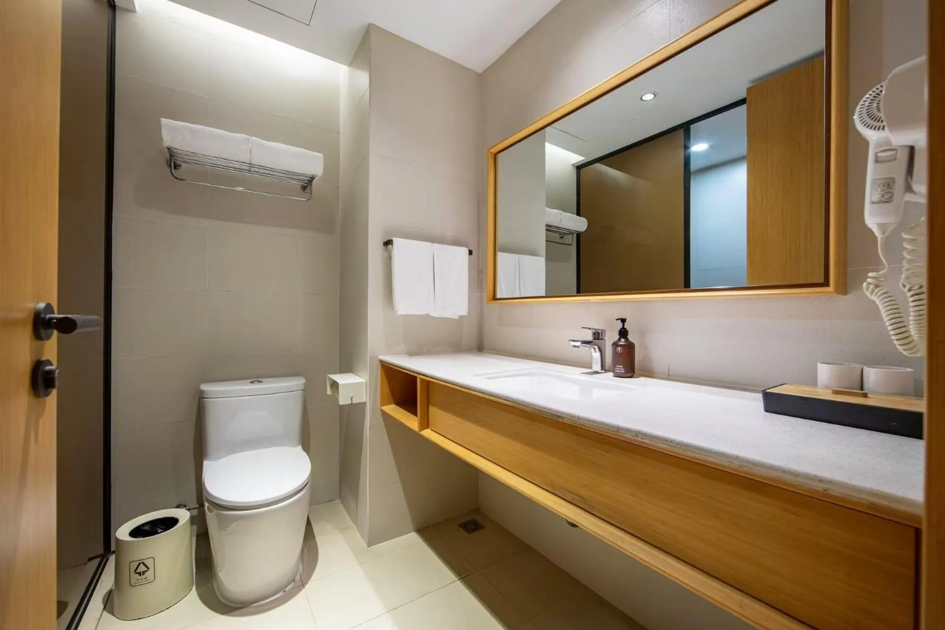 Toilet in JI Hotel Shanghai Changshou Road