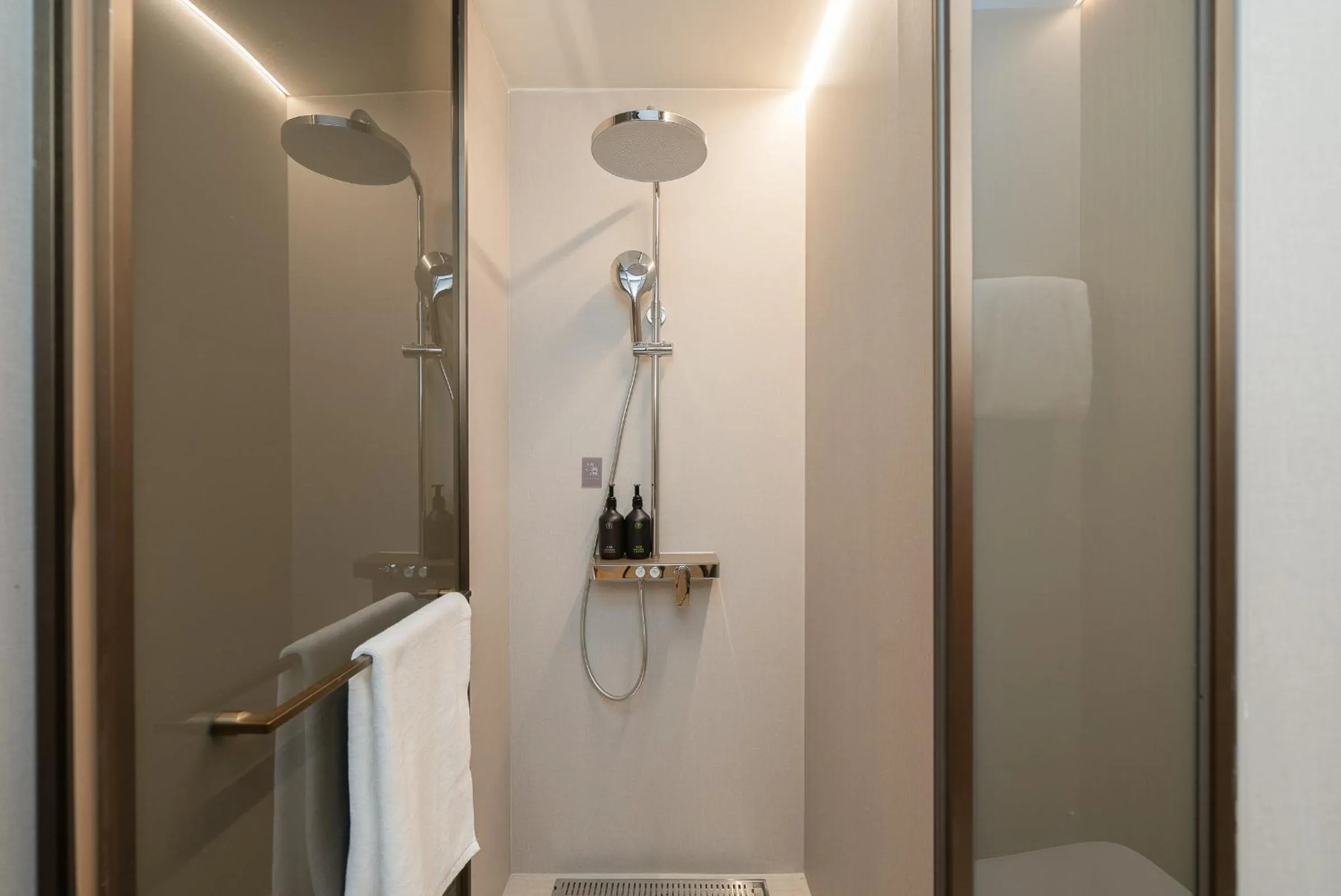 Toilet in JI Hotel Guangzhou Huangpu Dasha East Subway Station