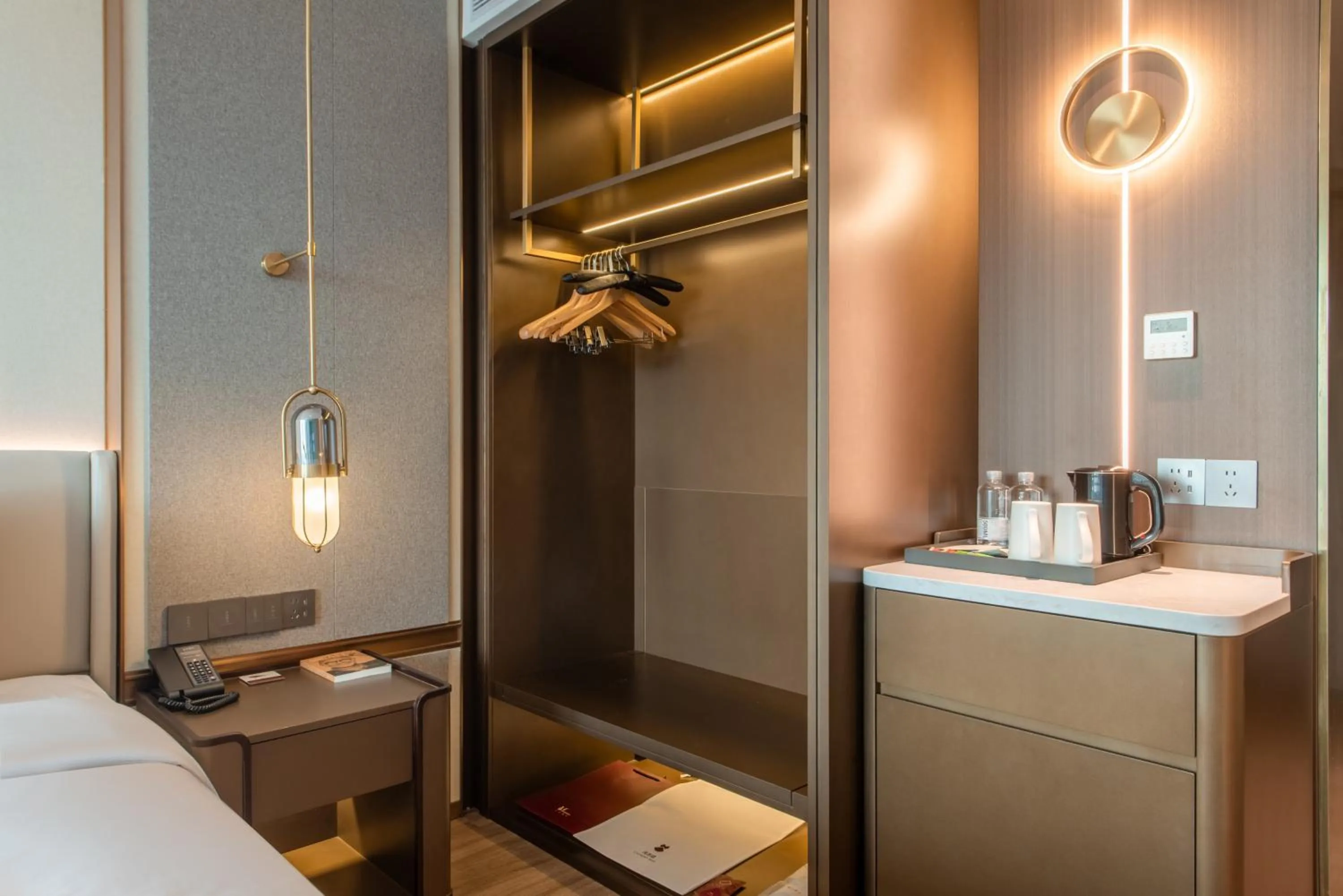 Bedroom, Bed in Royalton Hotel Shenzhen Baoan Airport