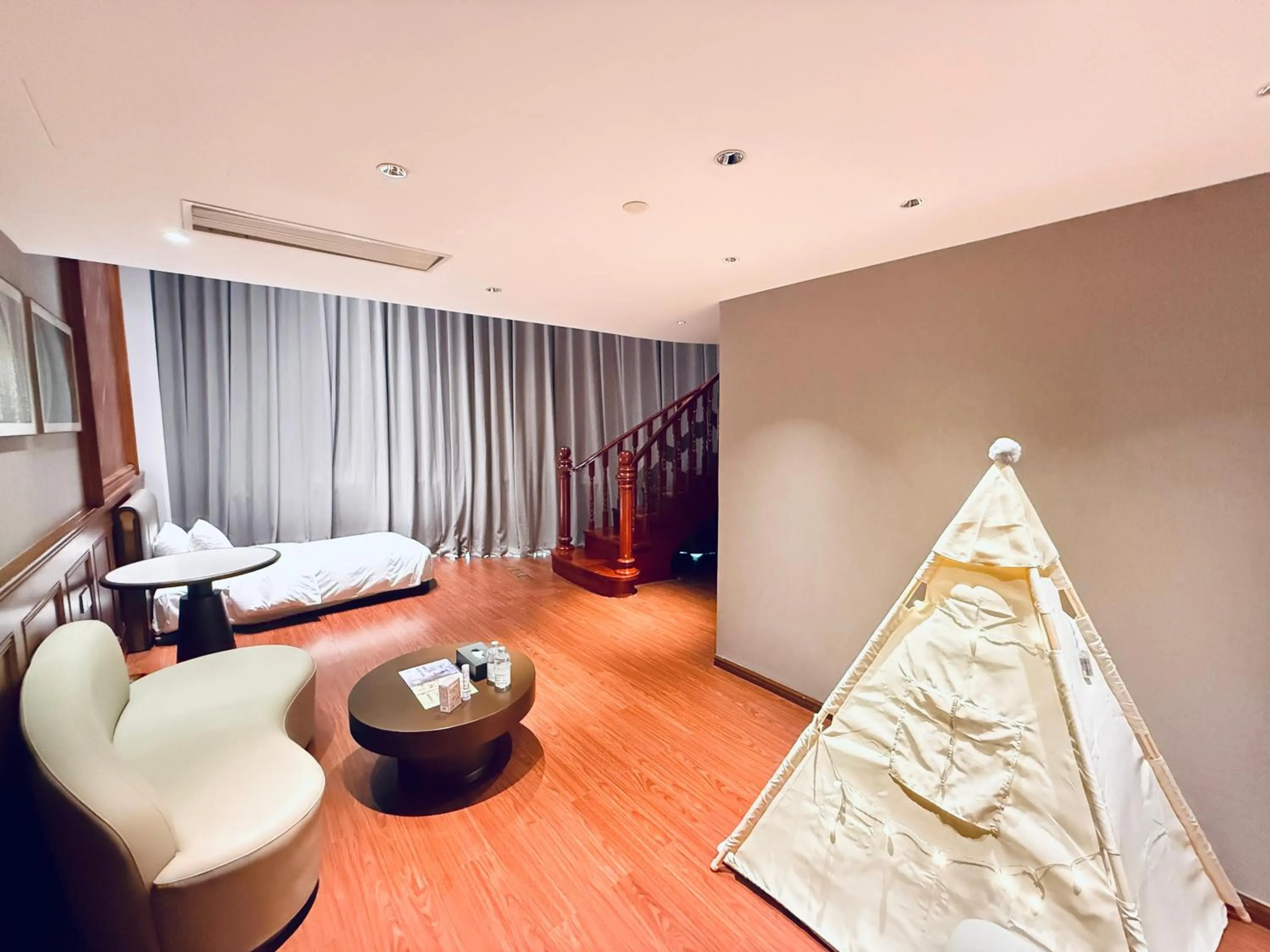 Photo of the whole room, Bed in Royalton Hotel Shenzhen Baoan Airport