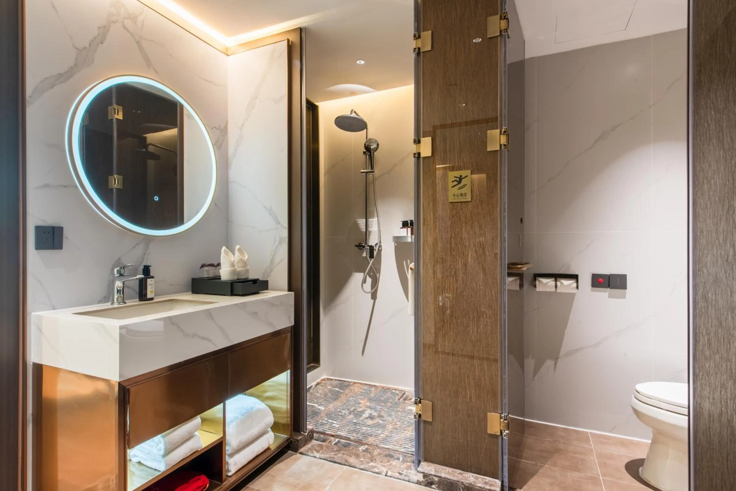 Shower in Royalton Hotel Shenzhen Baoan Airport