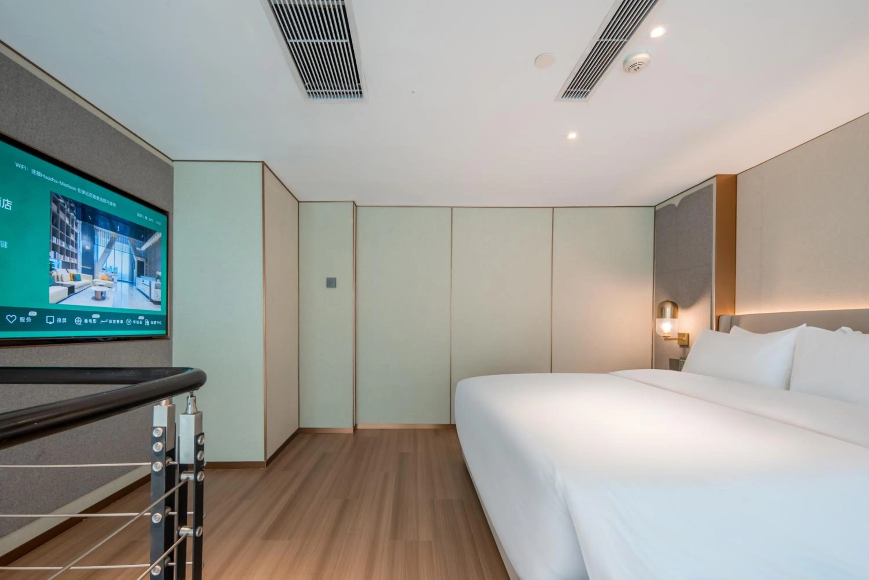 Photo of the whole room, Bed in Royalton Hotel Shenzhen Baoan Airport