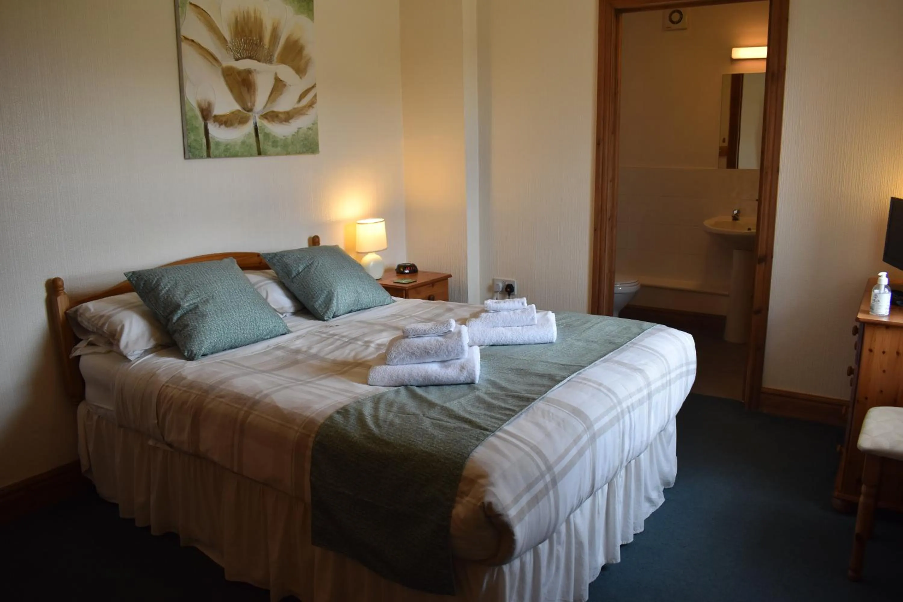 Bedroom, Bed in The Belted Will Inn