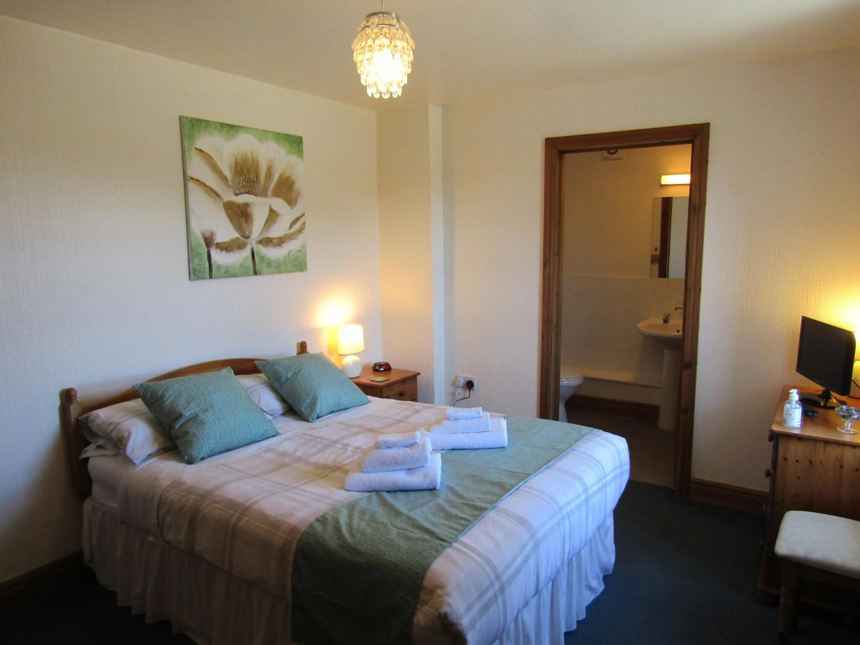 Bedroom, Bed in The Belted Will Inn