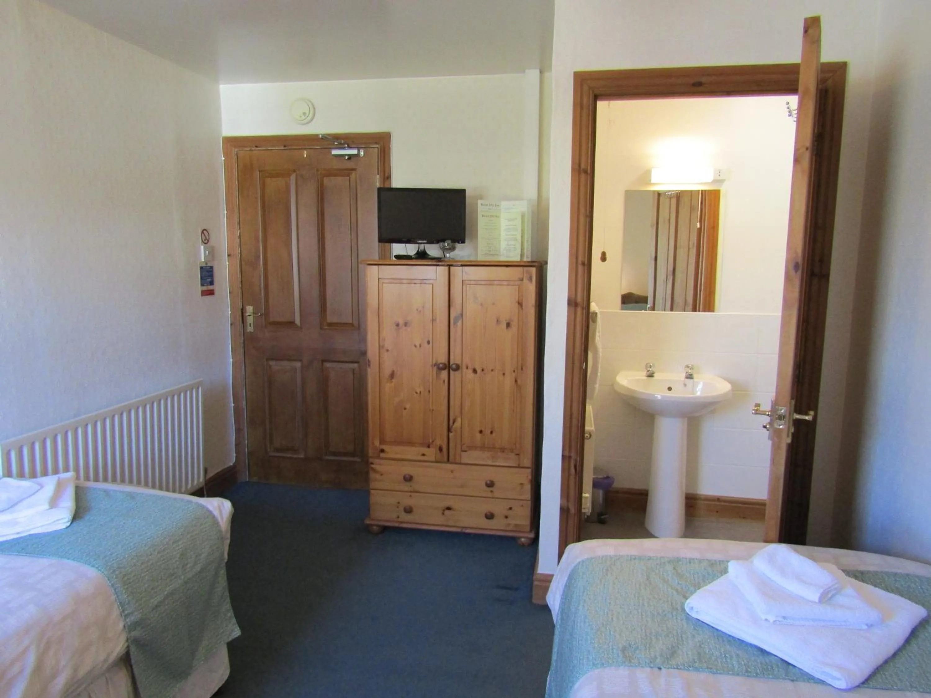 Bedroom, Bed in The Belted Will Inn