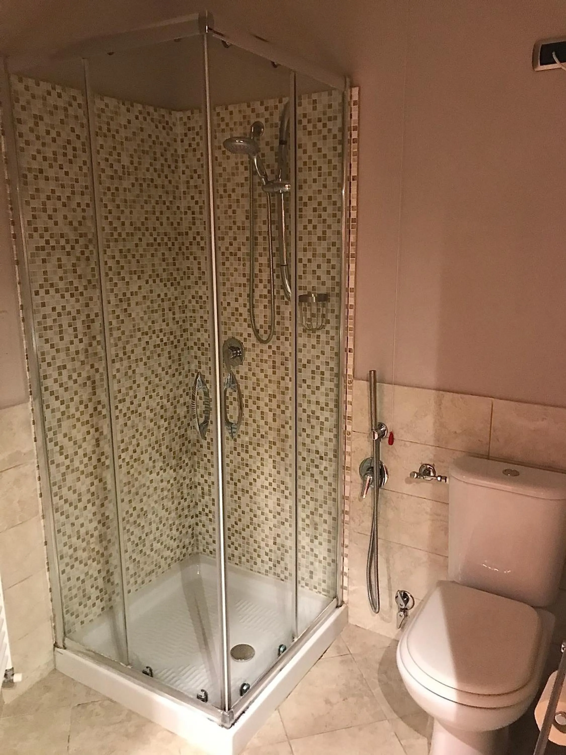 Shower in B&B Le Camerette di Edda