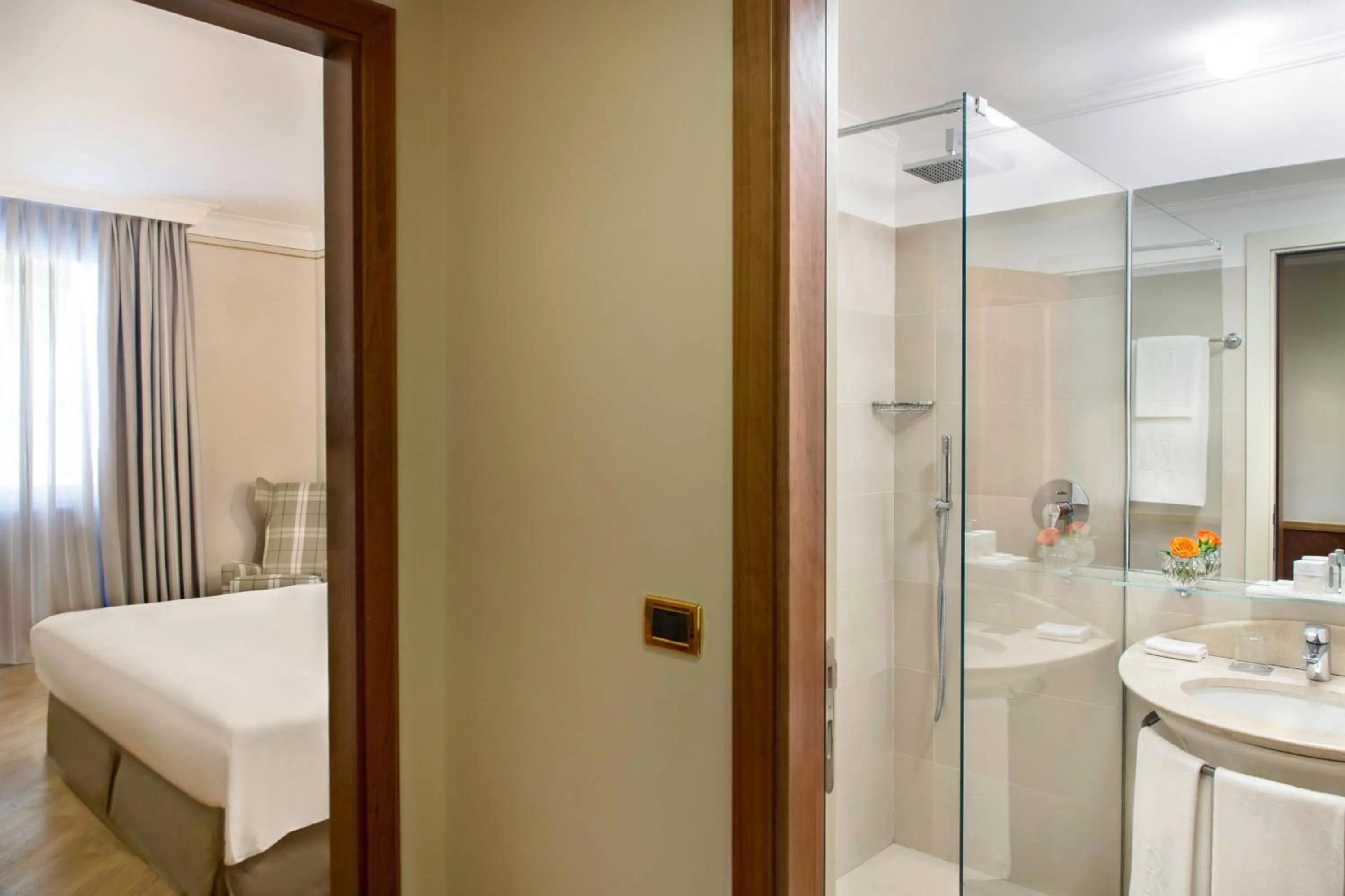 Bathroom, Bed in Renaissance Naples Hotel Mediterraneo