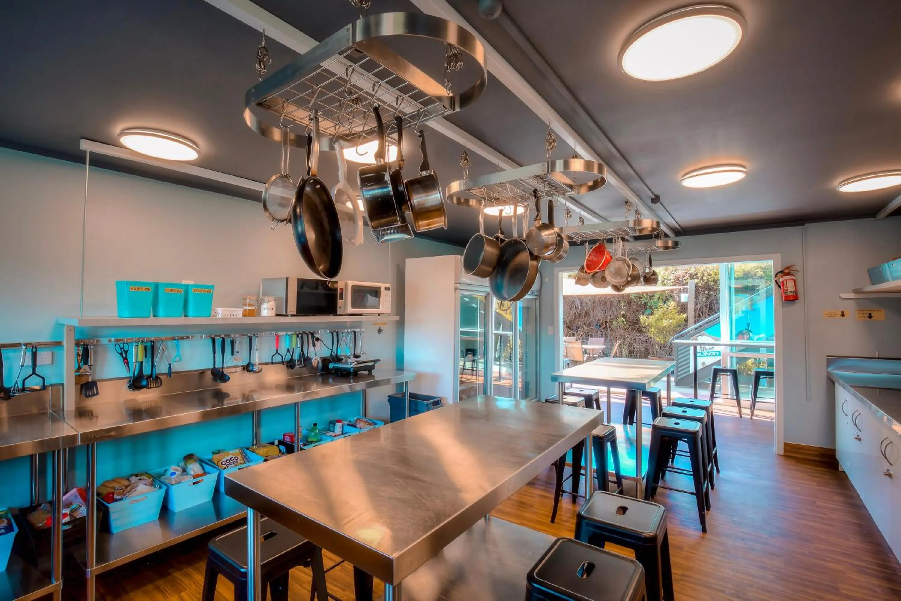 Kitchen or kitchenette in The Black Sheep Backpackers