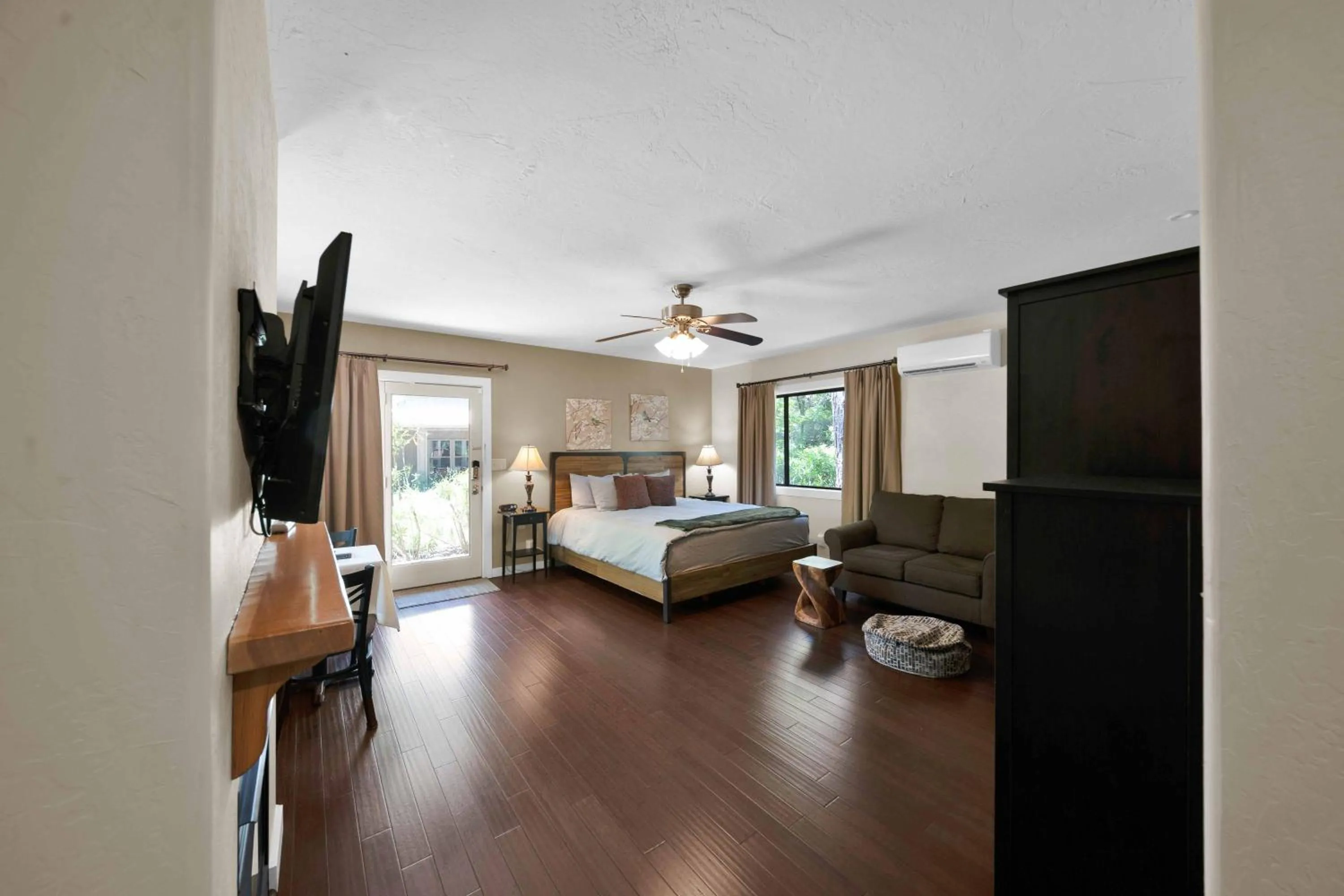 Bed in The Inn at Shasta Lake