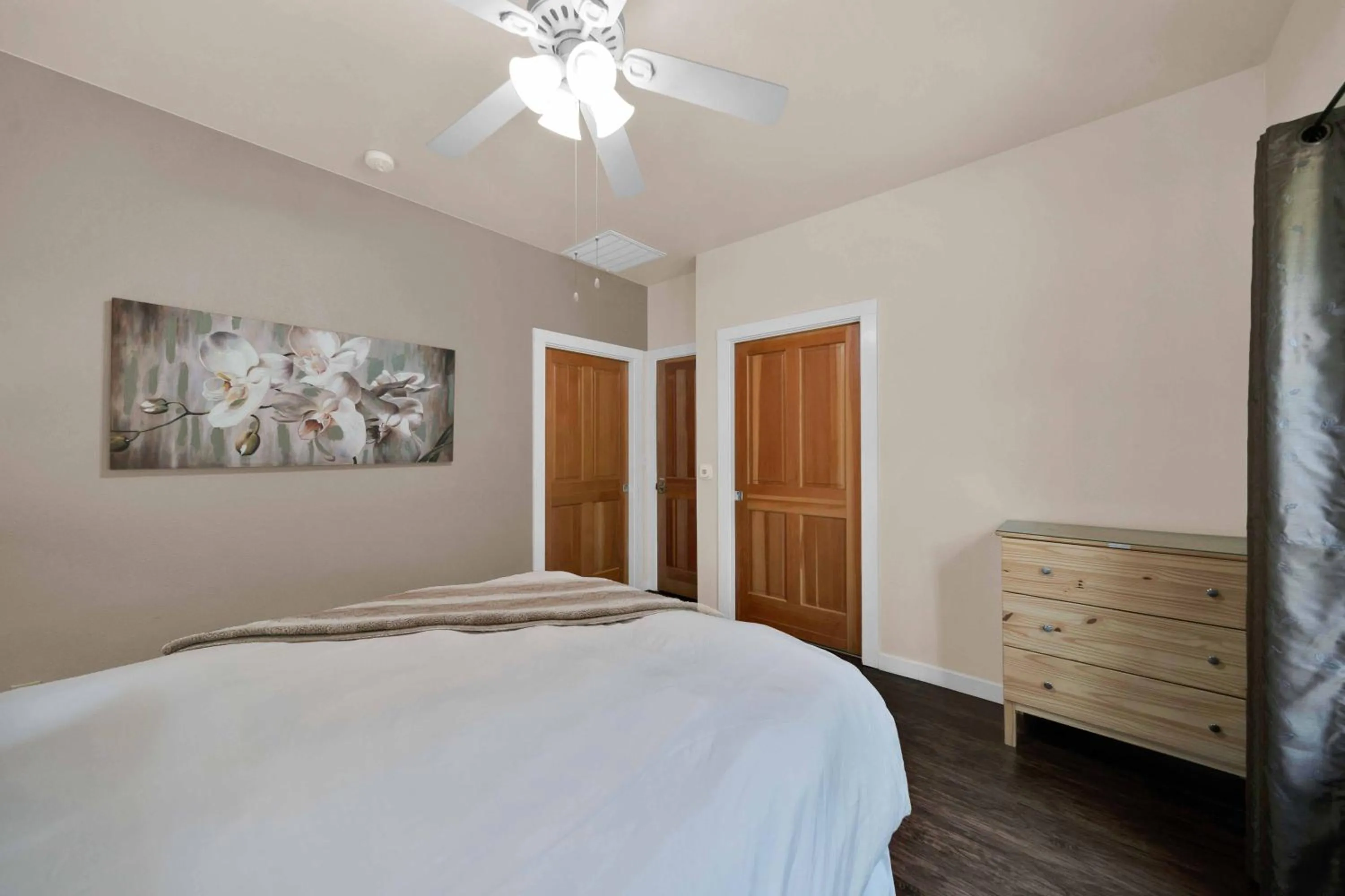 Bed in The Inn at Shasta Lake