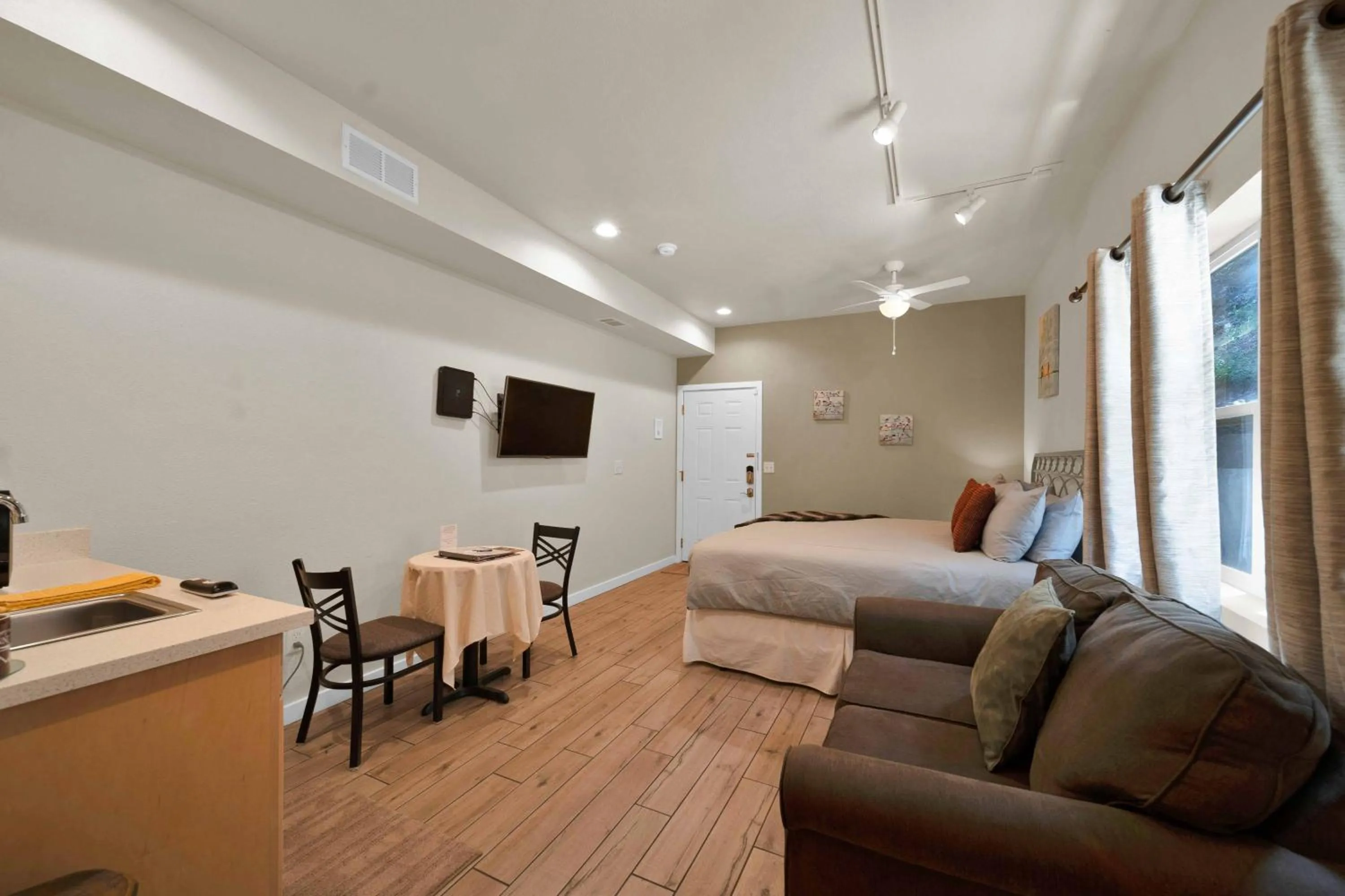 The Inn at Shasta Lake