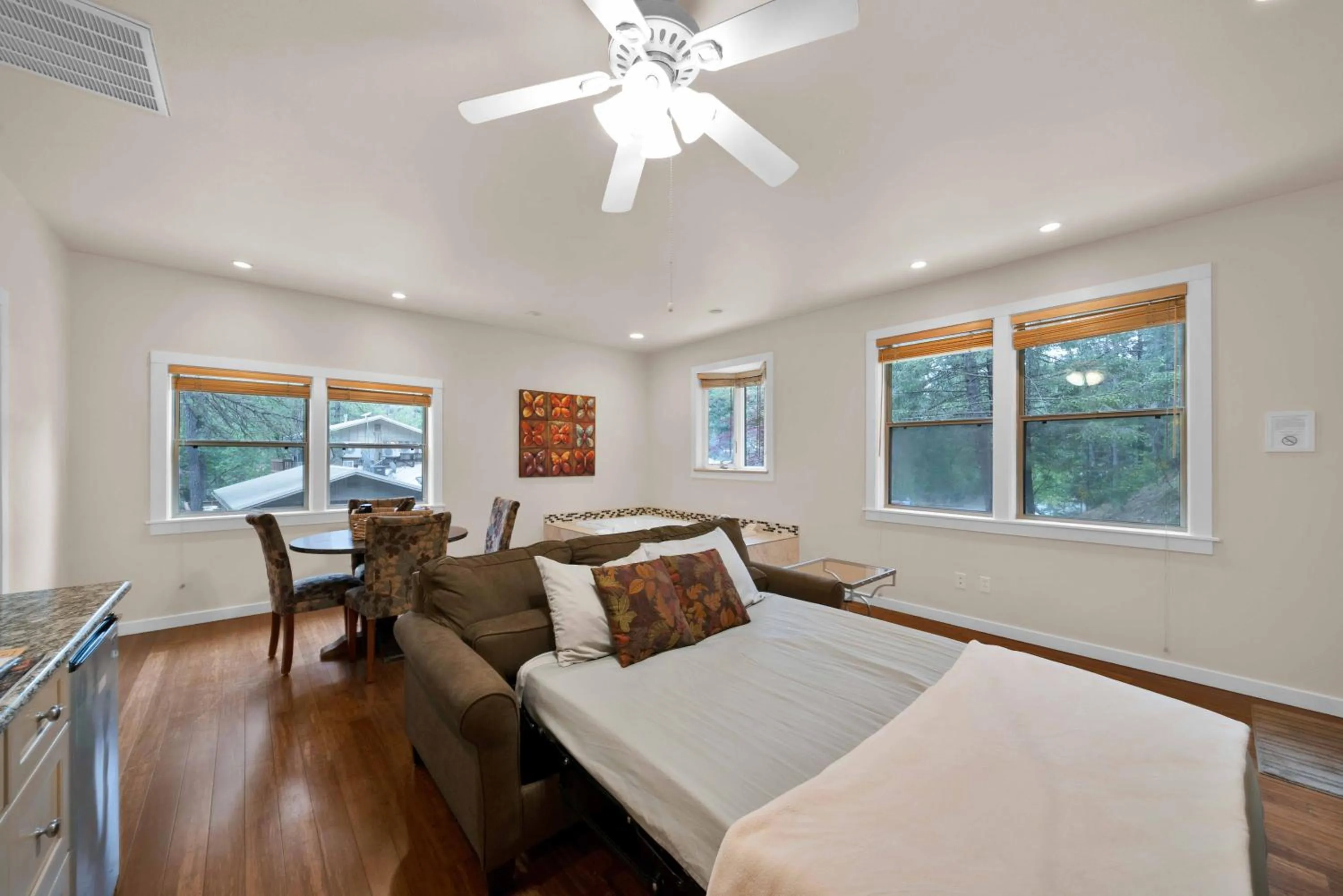 Bed in The Inn at Shasta Lake