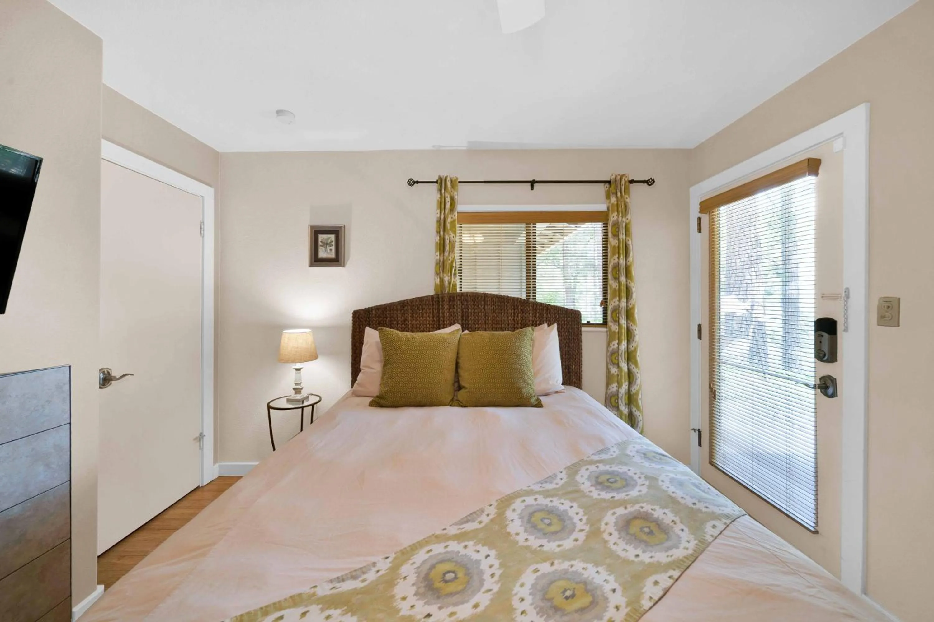 Bed in The Inn at Shasta Lake