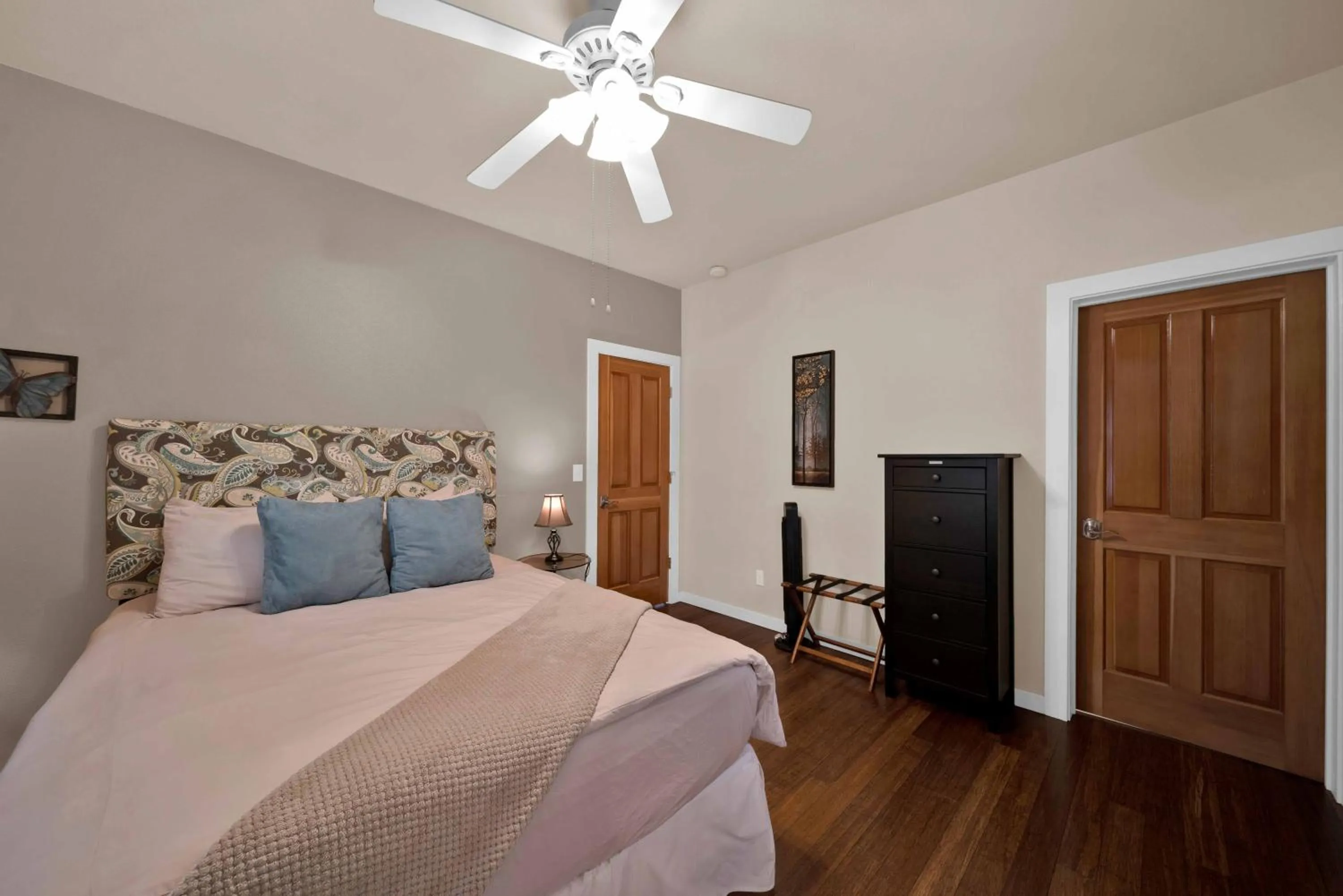 Bed in The Inn at Shasta Lake